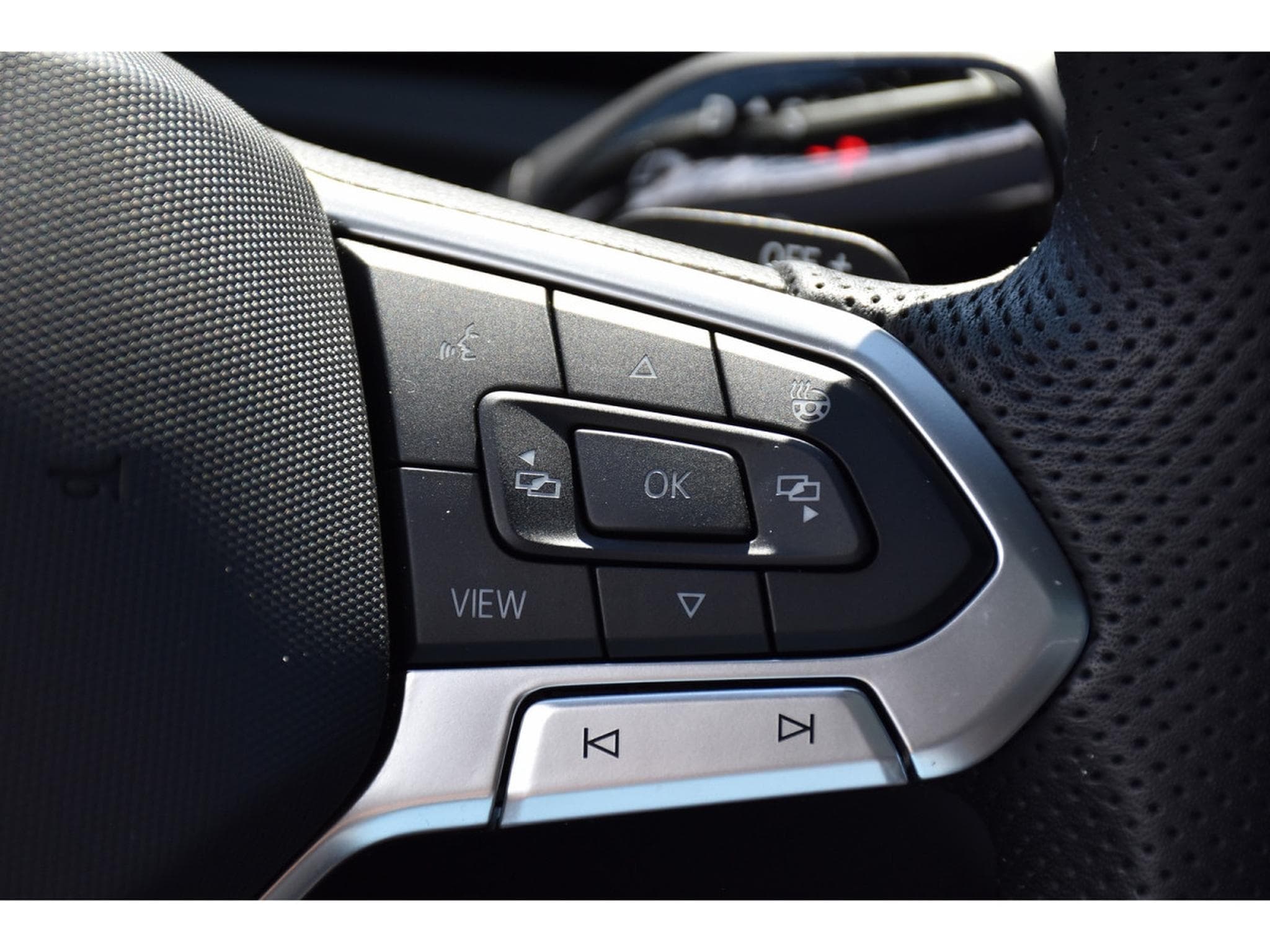 VW Tiguan 2.0 TDI R-Line DSG PANO CHFF ADD TRAVEL CAM360 1° MAIN (2024) - Photo 21