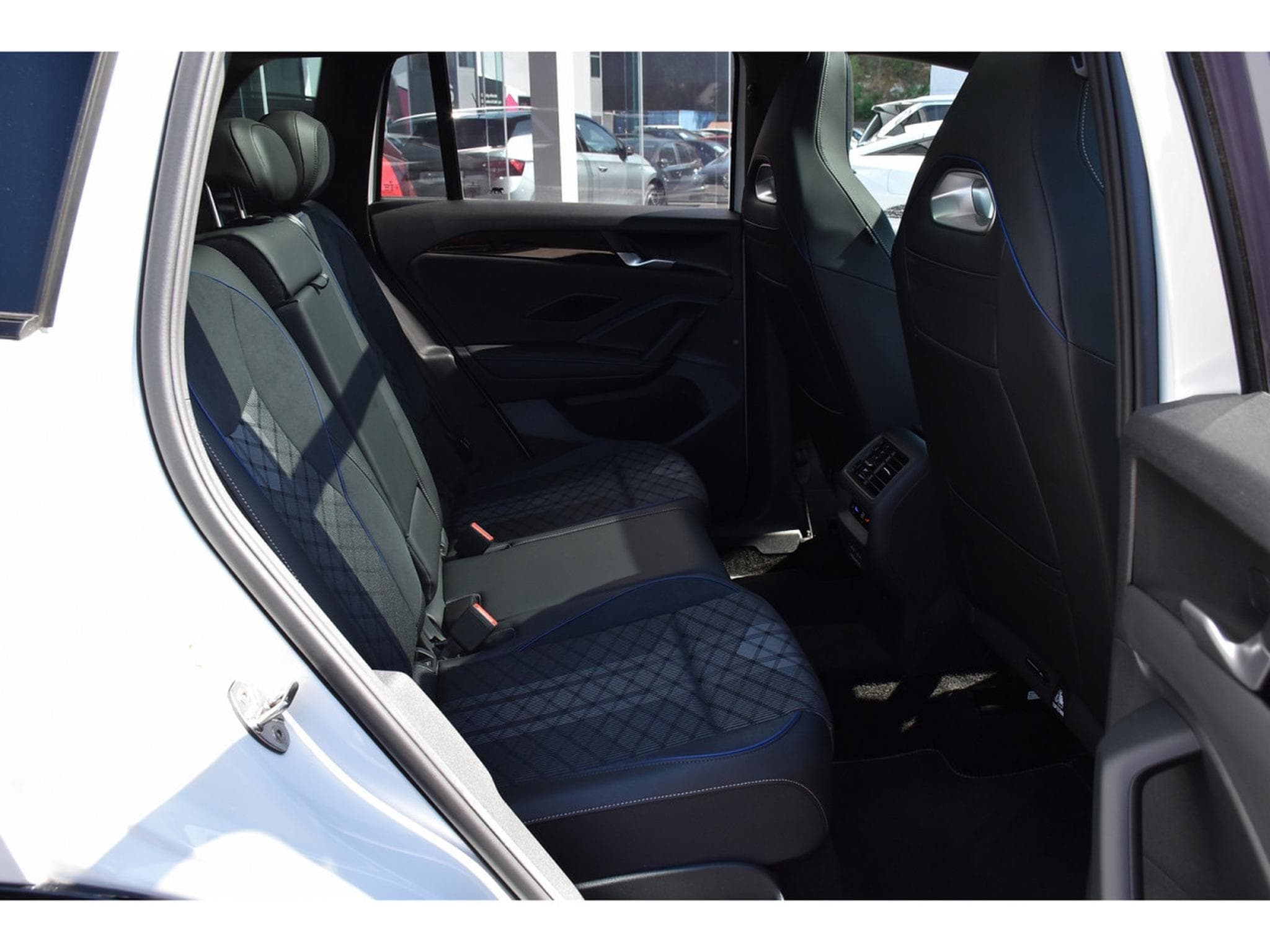 VW Tiguan 2.0 TDI R-Line DSG PANO CHFF ADD TRAVEL CAM360 1° MAIN (2024) - Photo 8