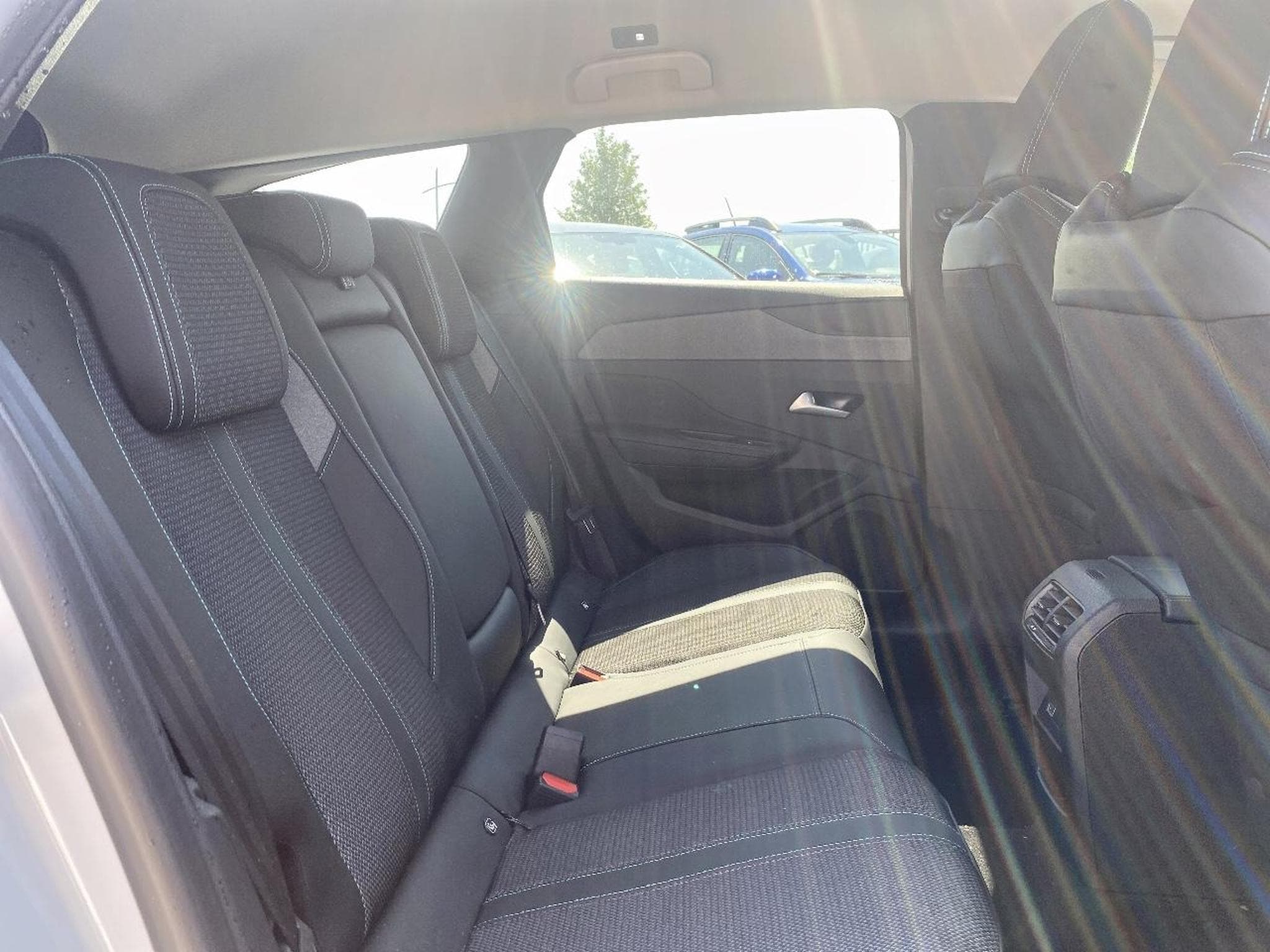 Peugeot 308 1.5 BLUEHDI 130 ALLURE EAT8 (2025) - Foto 13