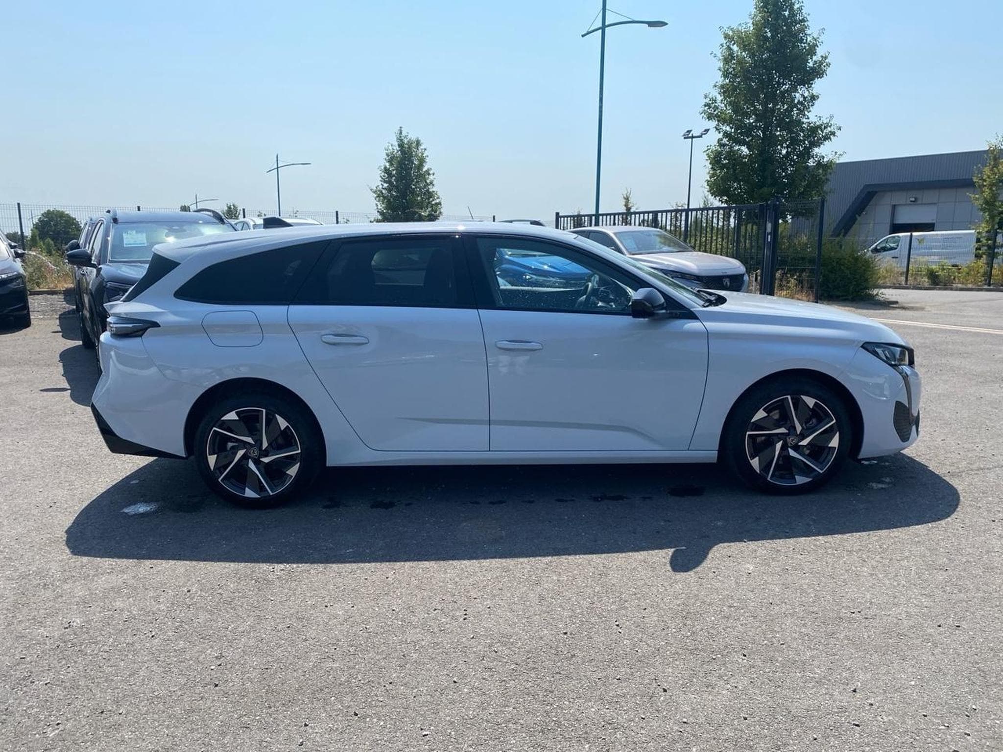 Peugeot 308 1.5 BLUEHDI 130 ALLURE EAT8 (2025) - Foto 4