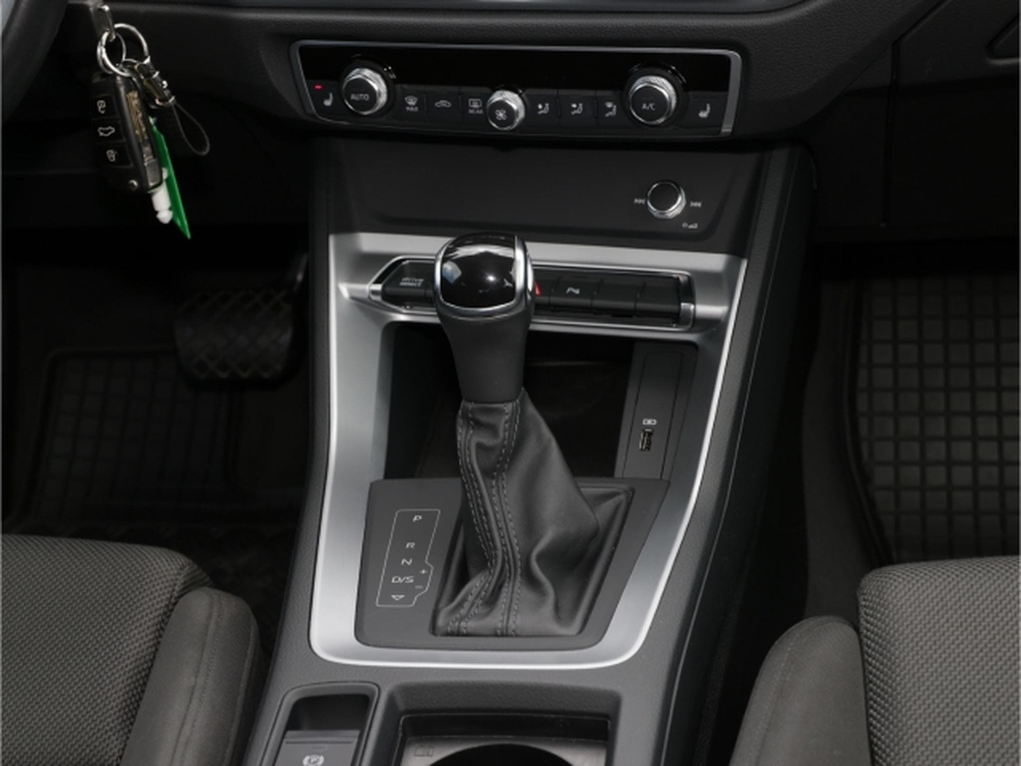 Audi Q3 TFSI advanced LED AHK Navi Kamera (2019) - Foto 8
