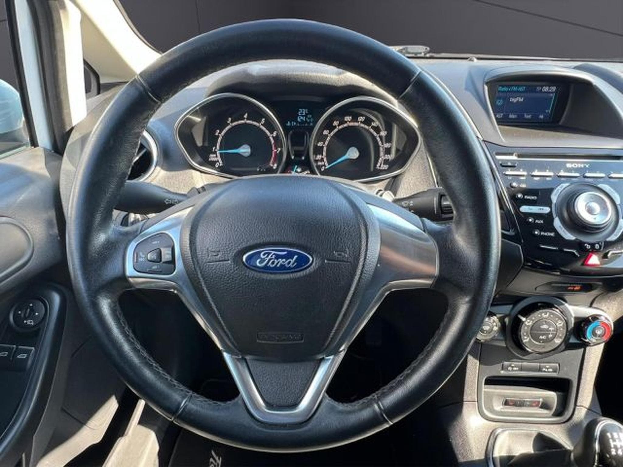 Ford Fiesta Fiesta Sync Edition KLIMA,PDC,SHZ,ESP,ABS Klima (2015) - Photo 10