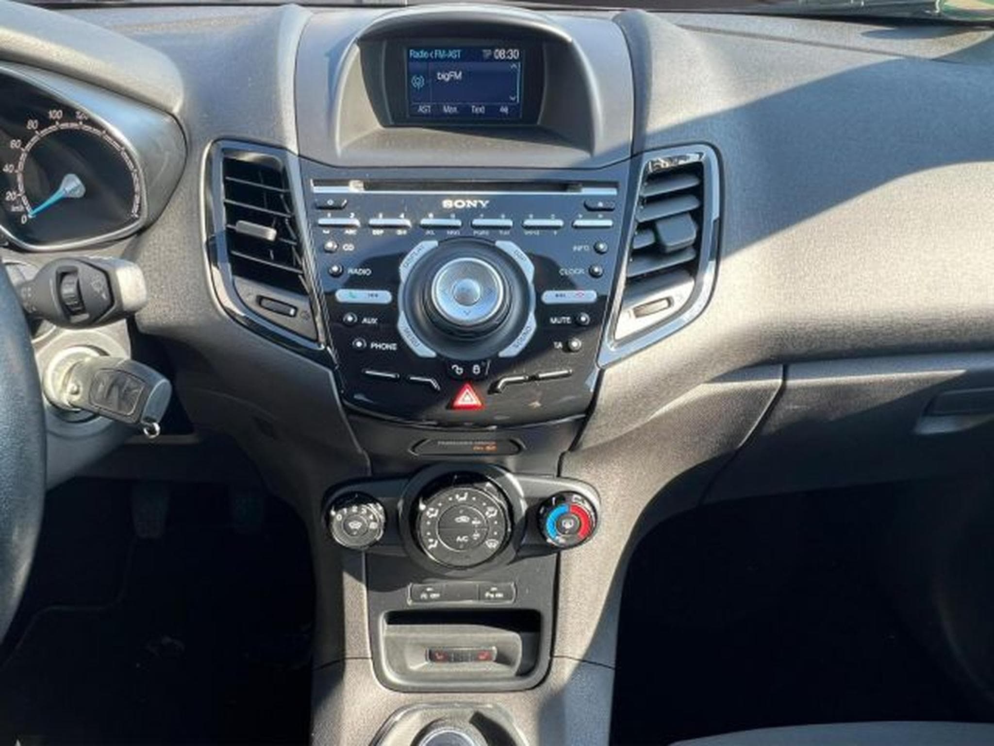 Ford Fiesta Fiesta Sync Edition KLIMA,PDC,SHZ,ESP,ABS Klima (2015) - Photo 15