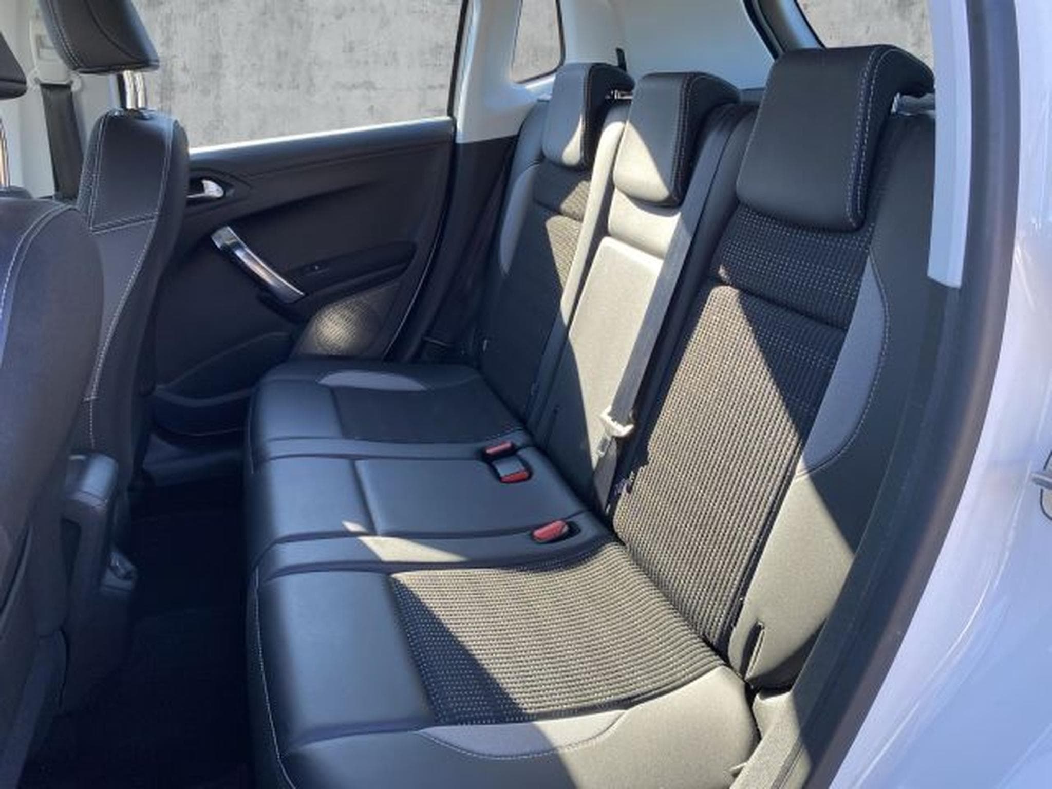 Peugeot 2008 2008 1.2 PureTech Allure NAVI PDC SHZG Tempo (2015) - Photo 12