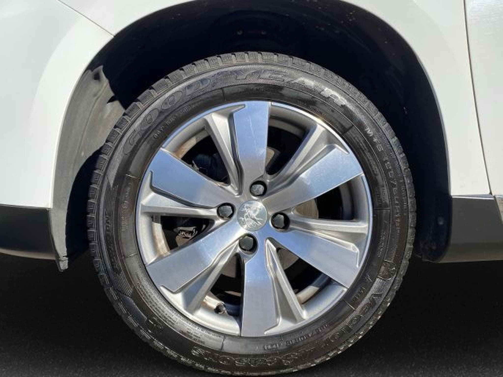 Peugeot 2008 2008 1.2 PureTech Allure NAVI PDC SHZG Tempo (2015) - Photo 9