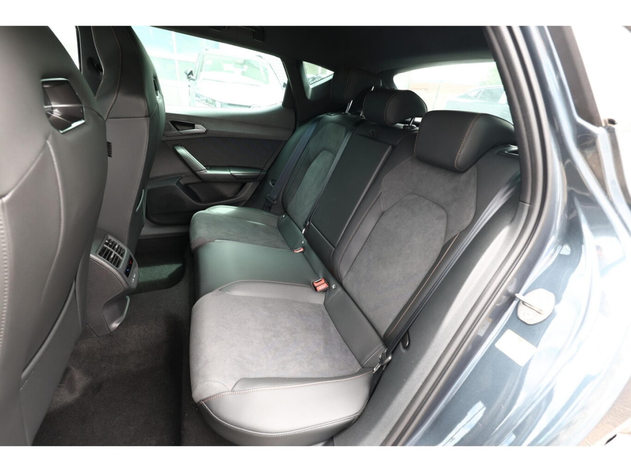 Cupra Leon 1.5 eTSi DSG 150 (2026) - Photo 8