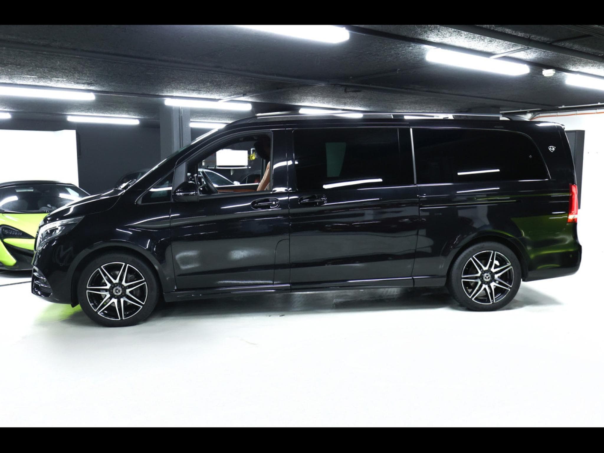 Mercedes V 300 d 4MATIC EXTRALANG AMG-LINE - MH VIP DESIGN (2021) - Photo 2