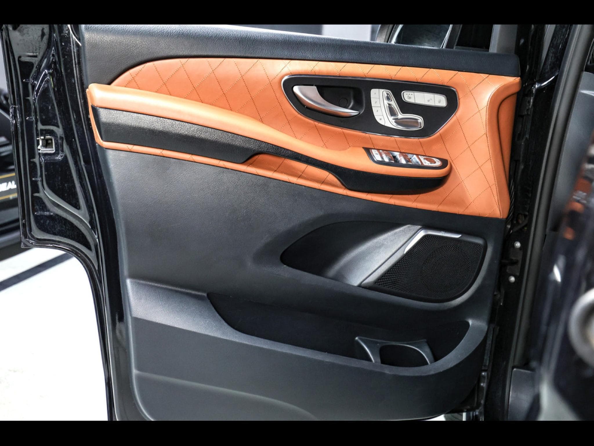 Mercedes V 300 d 4MATIC EXTRALANG AMG-LINE - MH VIP DESIGN (2021) - Photo 8
