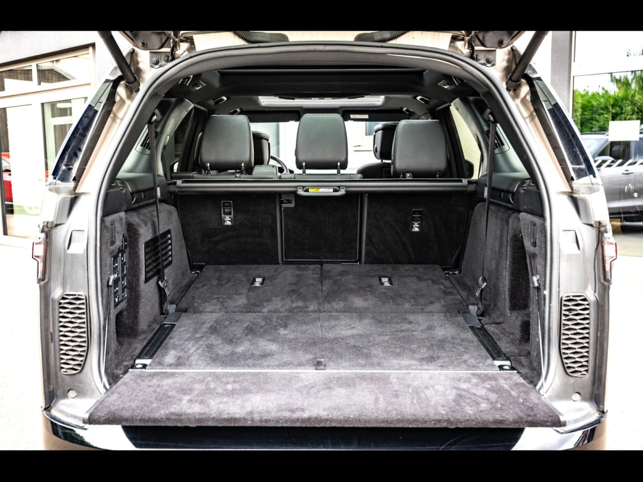 Land-Rover Discovery 3.0 D250 MHEV AWD R-DYNAMIC HSE - 7 PLACES - PACK DYNAMIC BL (2021) - Photo 16