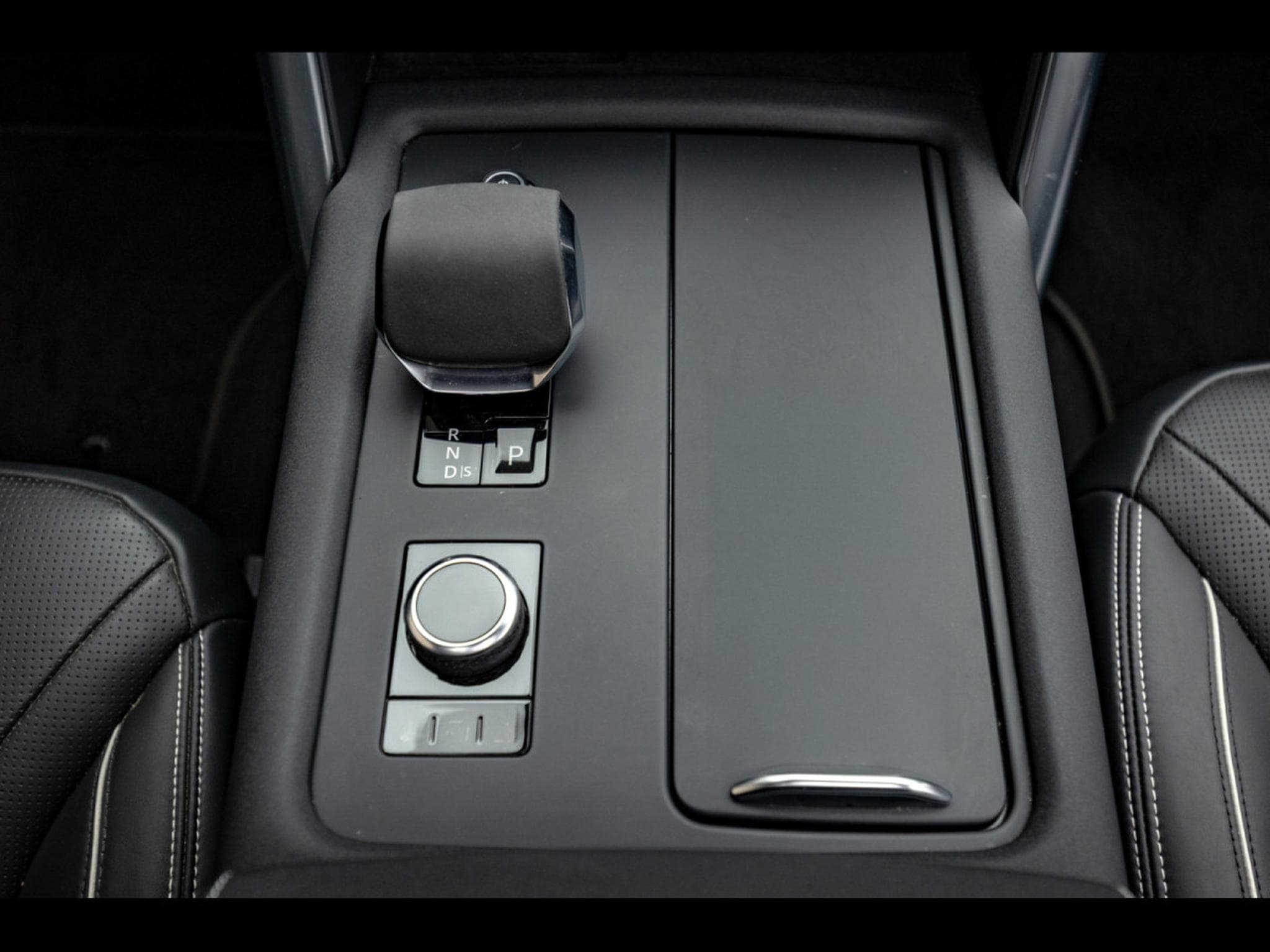 Land-Rover Discovery 3.0 D250 MHEV AWD R-DYNAMIC HSE - 7 PLACES - PACK DYNAMIC BL (2021) - Photo 25