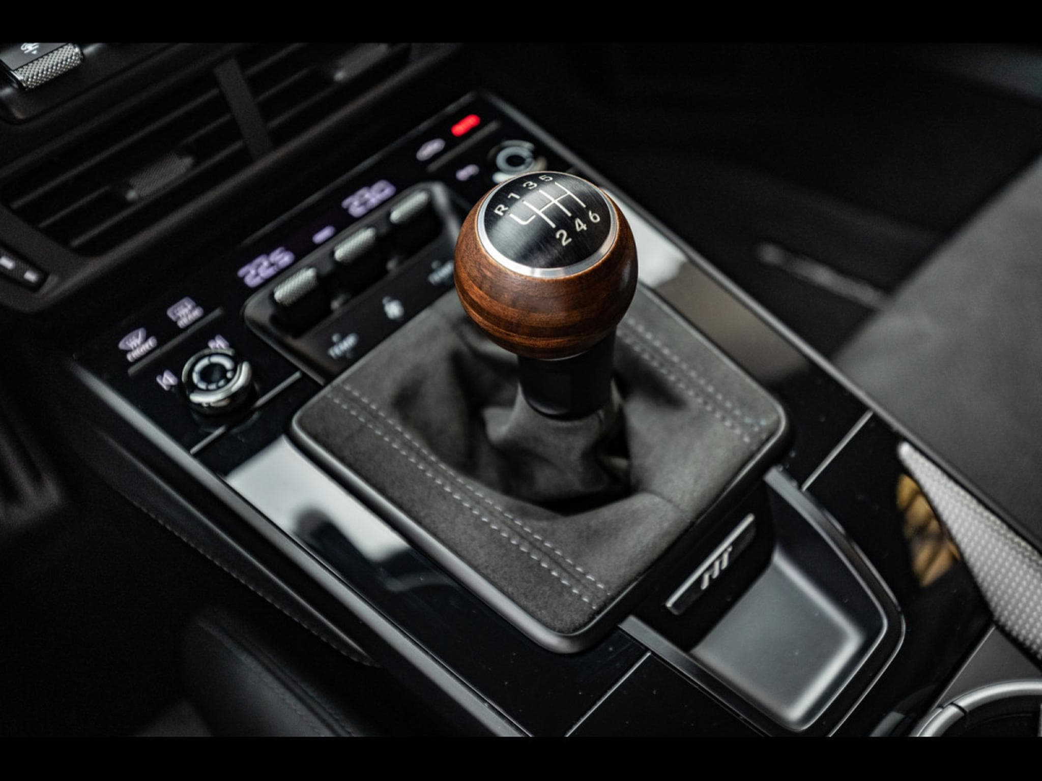 Porsche 911 .2 911 CARRERA T COUPE 6-SPEED MANUAL - VANADIUM GREY + SATI (2025) - Photo 14