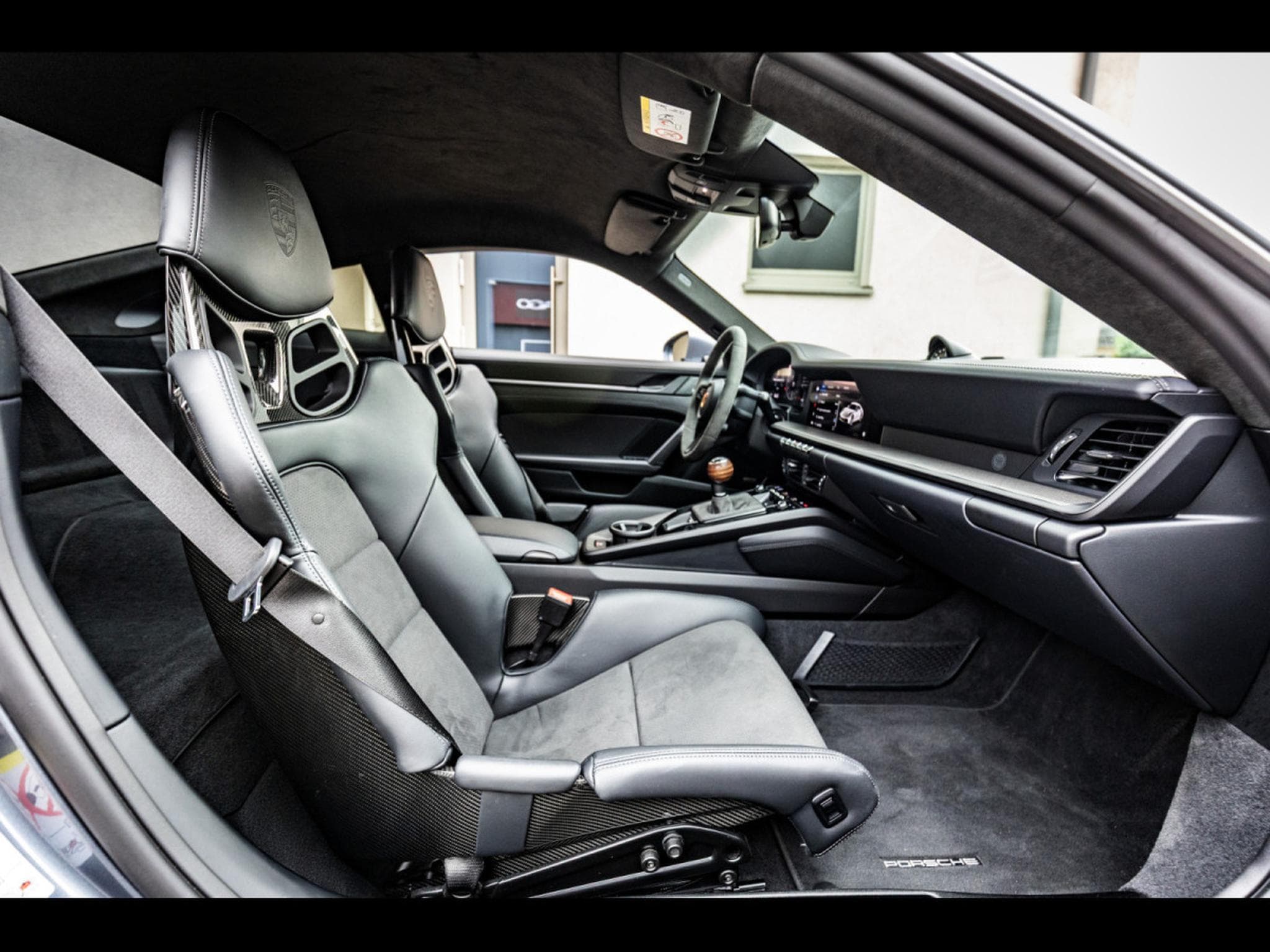 Porsche 911 .2 911 CARRERA T COUPE 6-SPEED MANUAL - VANADIUM GREY + SATI (2025) - Photo 15