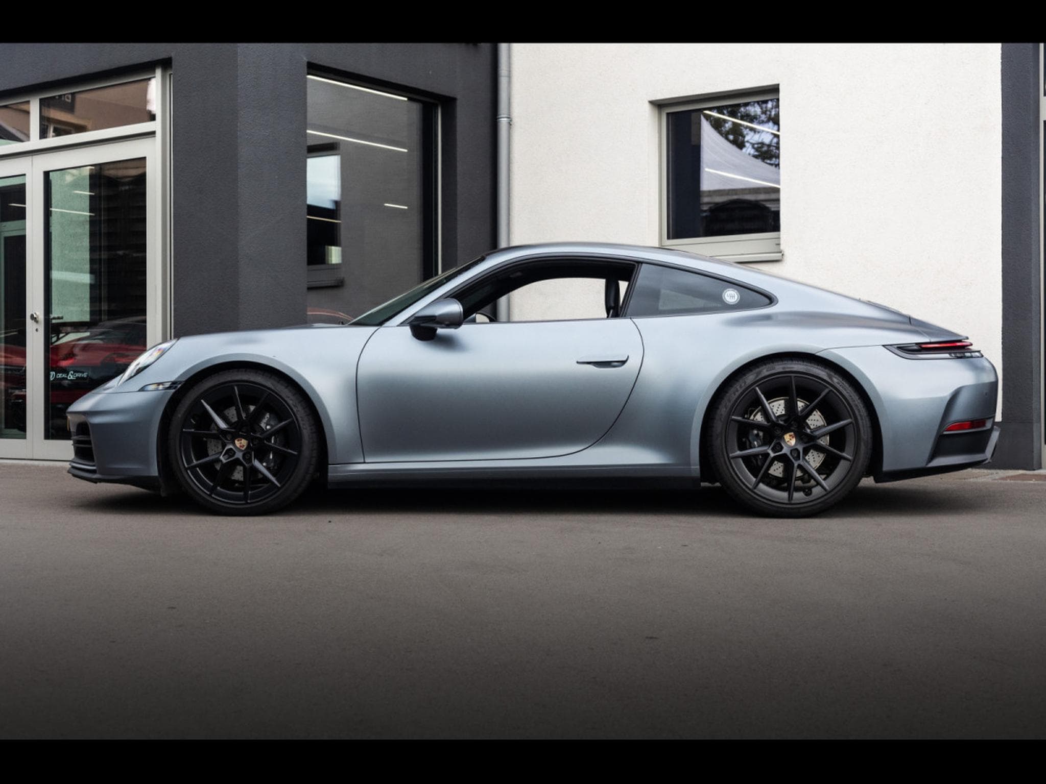 Porsche 911 .2 911 CARRERA T COUPE 6-SPEED MANUAL - VANADIUM GREY + SATI (2025) - Photo 2