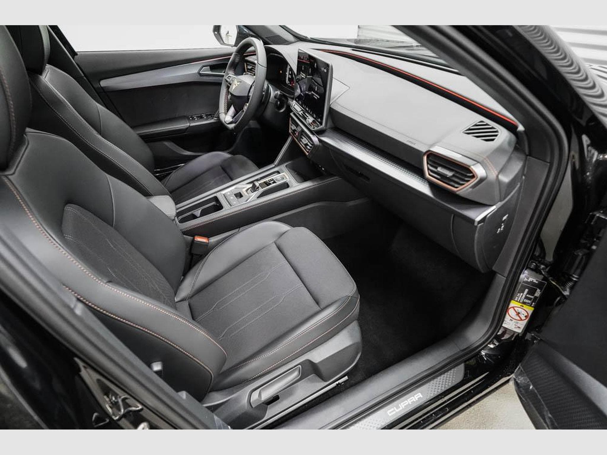 Cupra Formentor 1,5 eTSI DSG (2026) - Photo 20