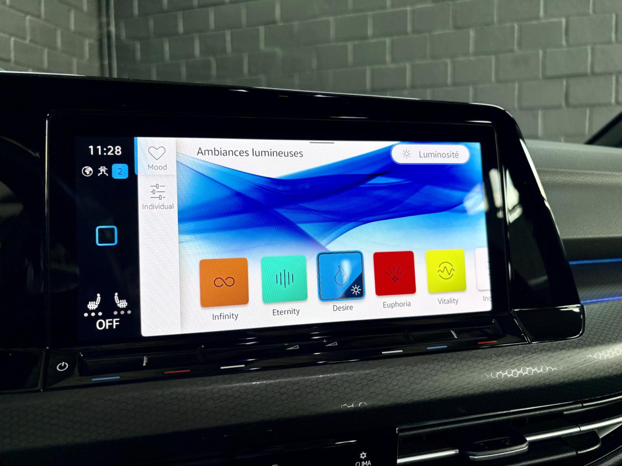VW Golf GTI 2.0 TSI BVM6 245 CV *BOITE MECA* ACC * CARPLAY* (2023) - Photo 19