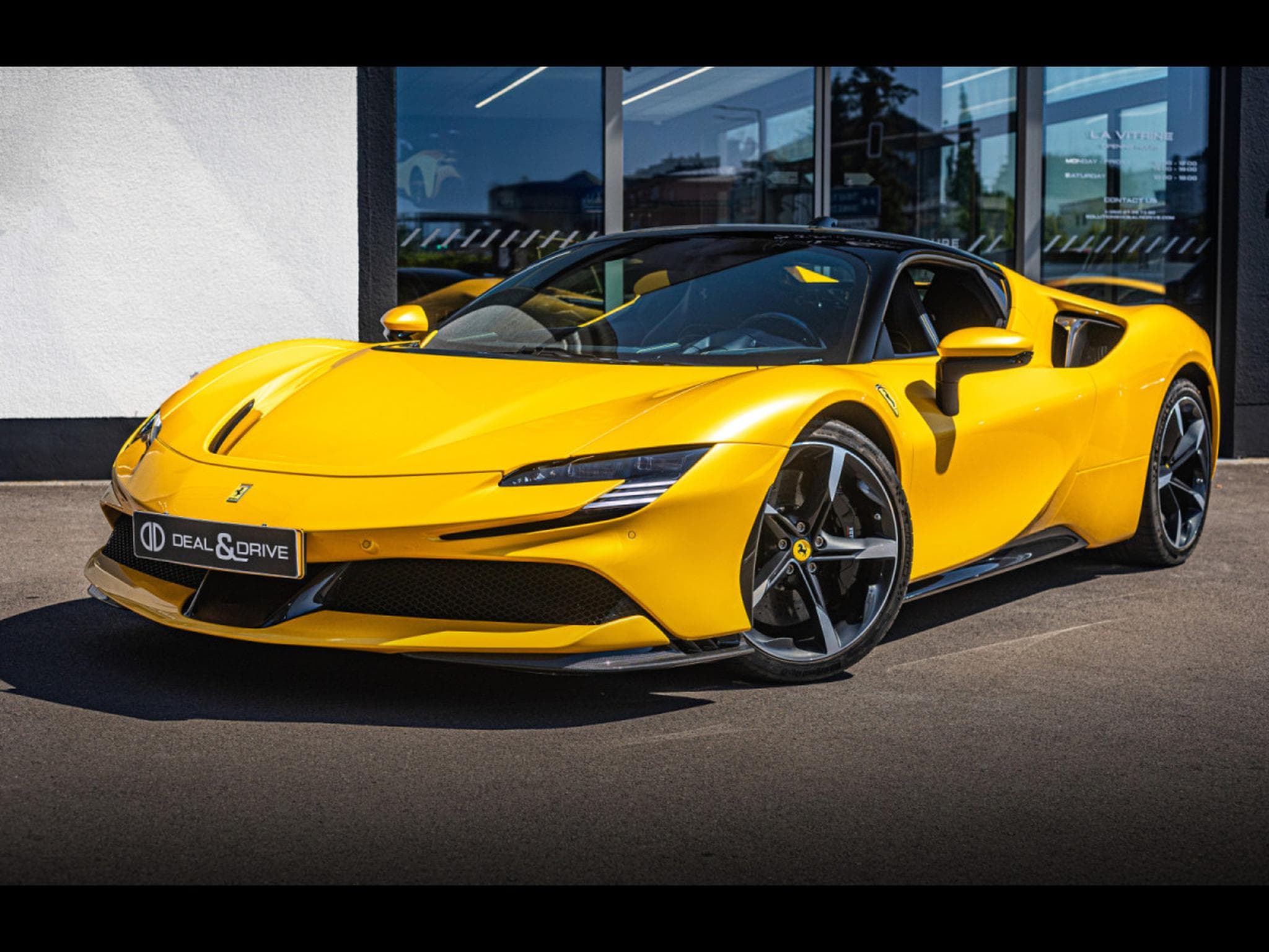 Ferrari SF90 STRADALE GIALLO 3 STRATO CARBONE BLEU (2022) - Photo 1