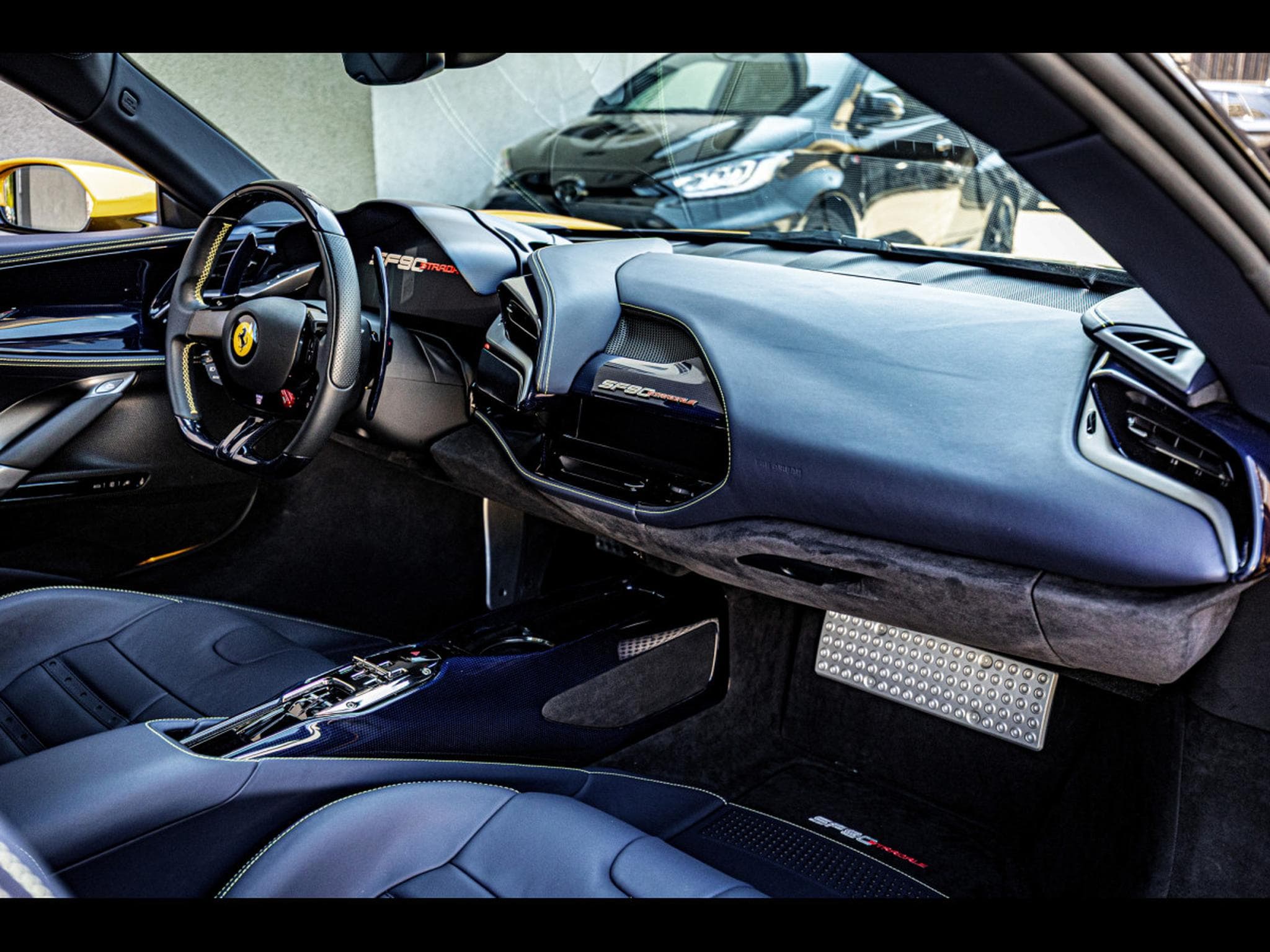 Ferrari SF90 STRADALE GIALLO 3 STRATO CARBONE BLEU (2022) - Photo 12