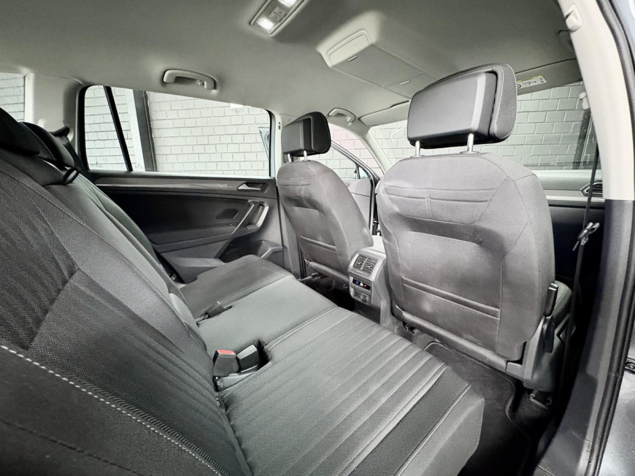 VW Tiguan Life 1.5 TSI 150 CV DSG7 *7 PLACES *ATTELAGE* *HAYON* (2025) - Foto 25