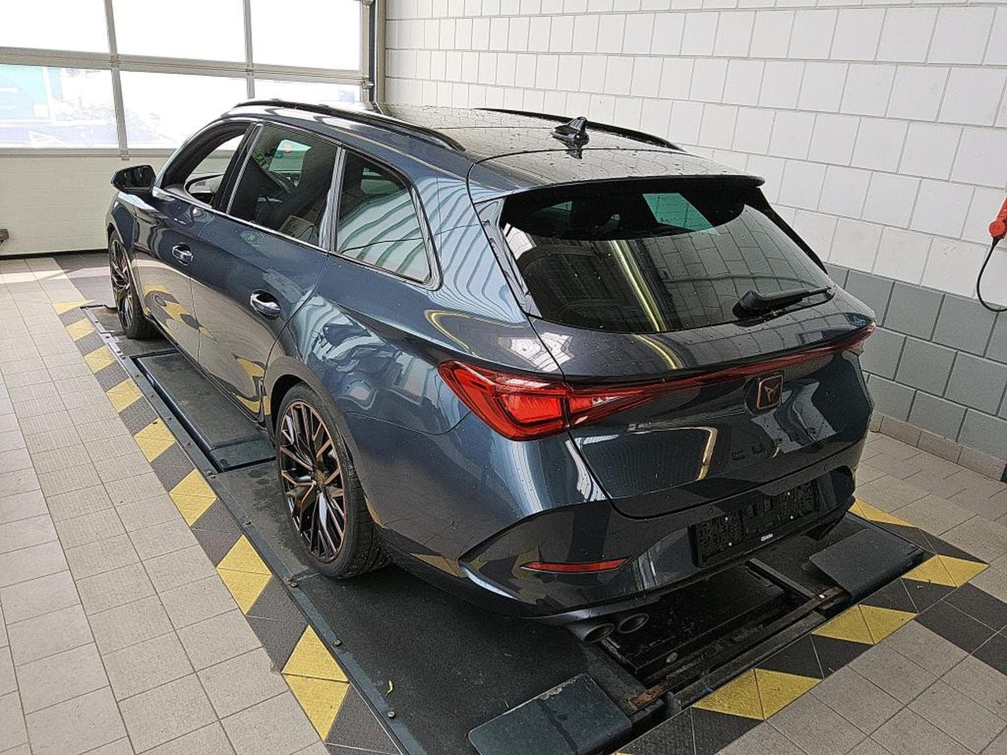 Cupra Leon ST 2.0 TSI 300CV *PANO* *BEATS* *VISION+* *VSS* (2024) - Foto 3