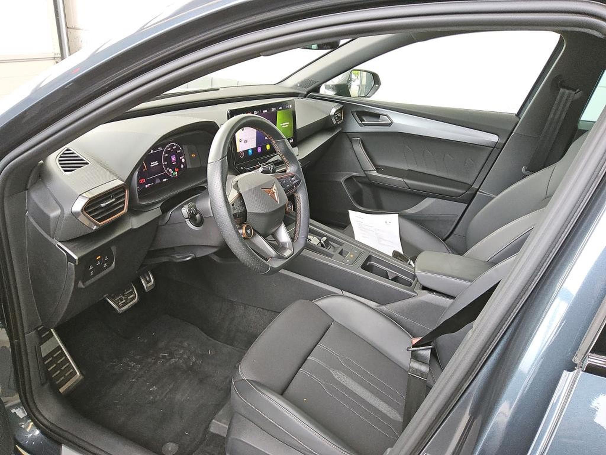 Cupra Leon ST 2.0 TSI 300CV *PANO* *BEATS* *VISION+* *VSS* (2024) - Foto 4