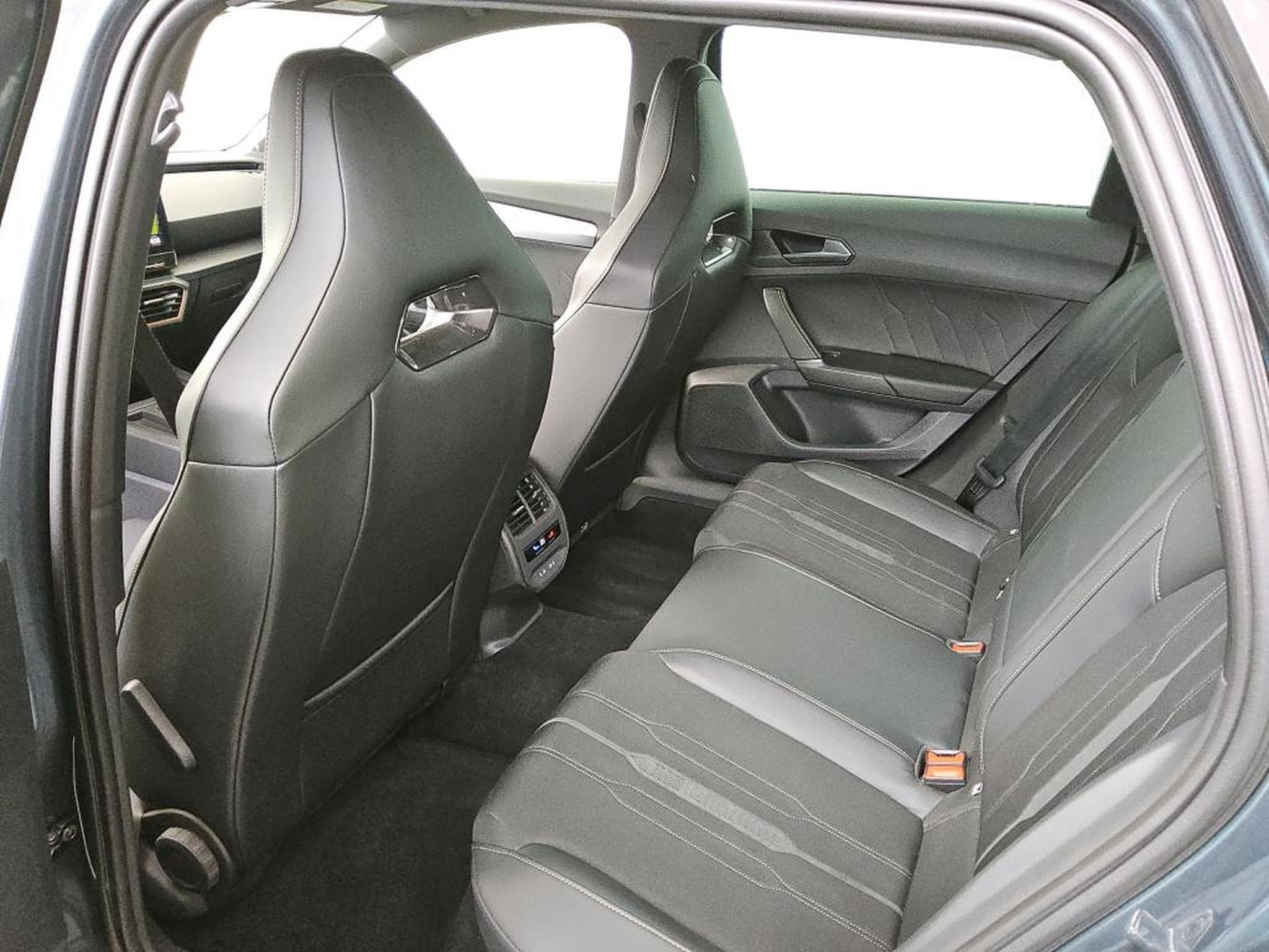 Cupra Leon ST 2.0 TSI 300CV *PANO* *BEATS* *VISION+* *VSS* (2024) - Foto 6