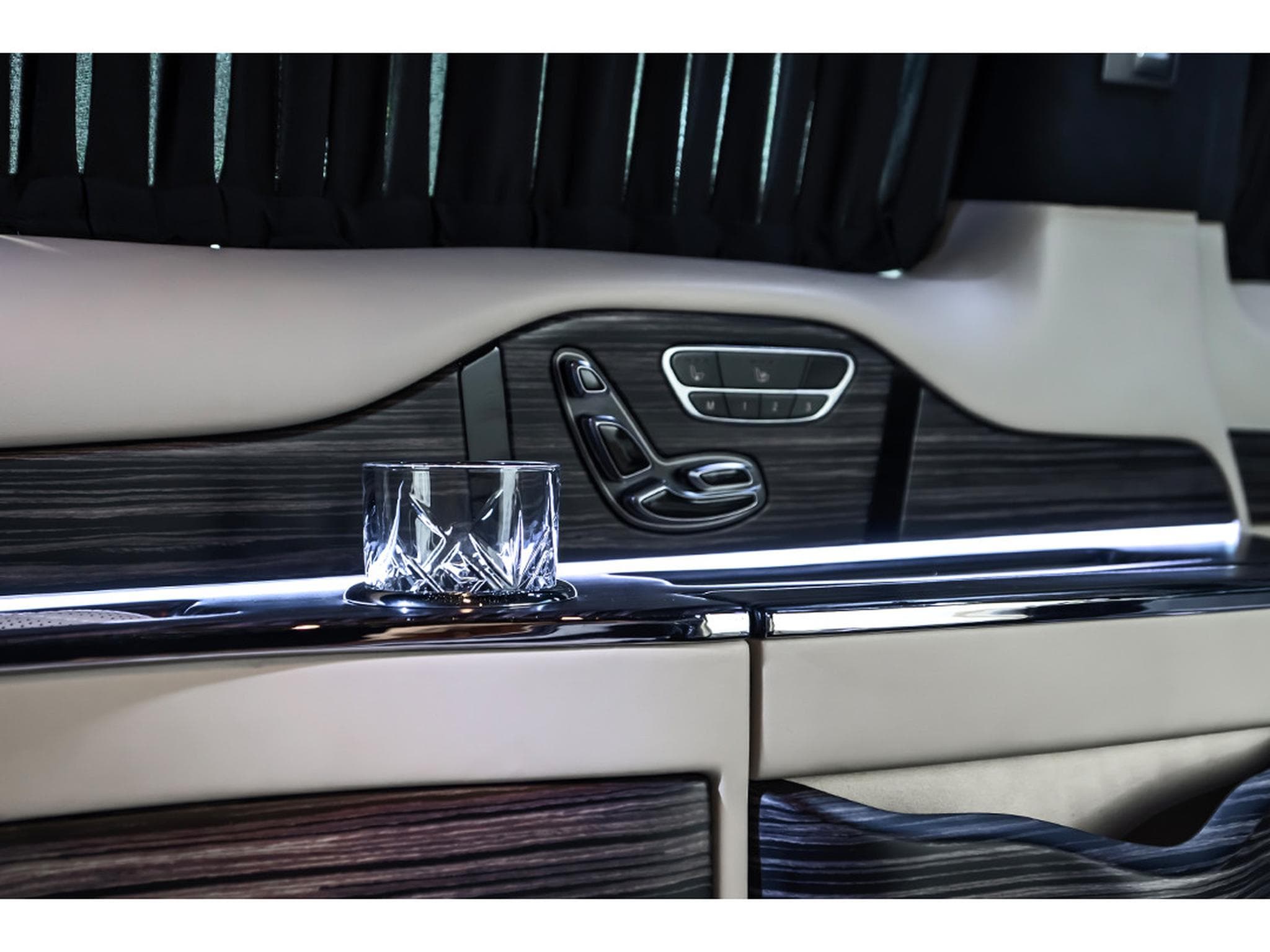 Mercedes V 300 V300 D VIP EXTRA LANG L3/ STOCK/**FULL** (2024) - Photo 17