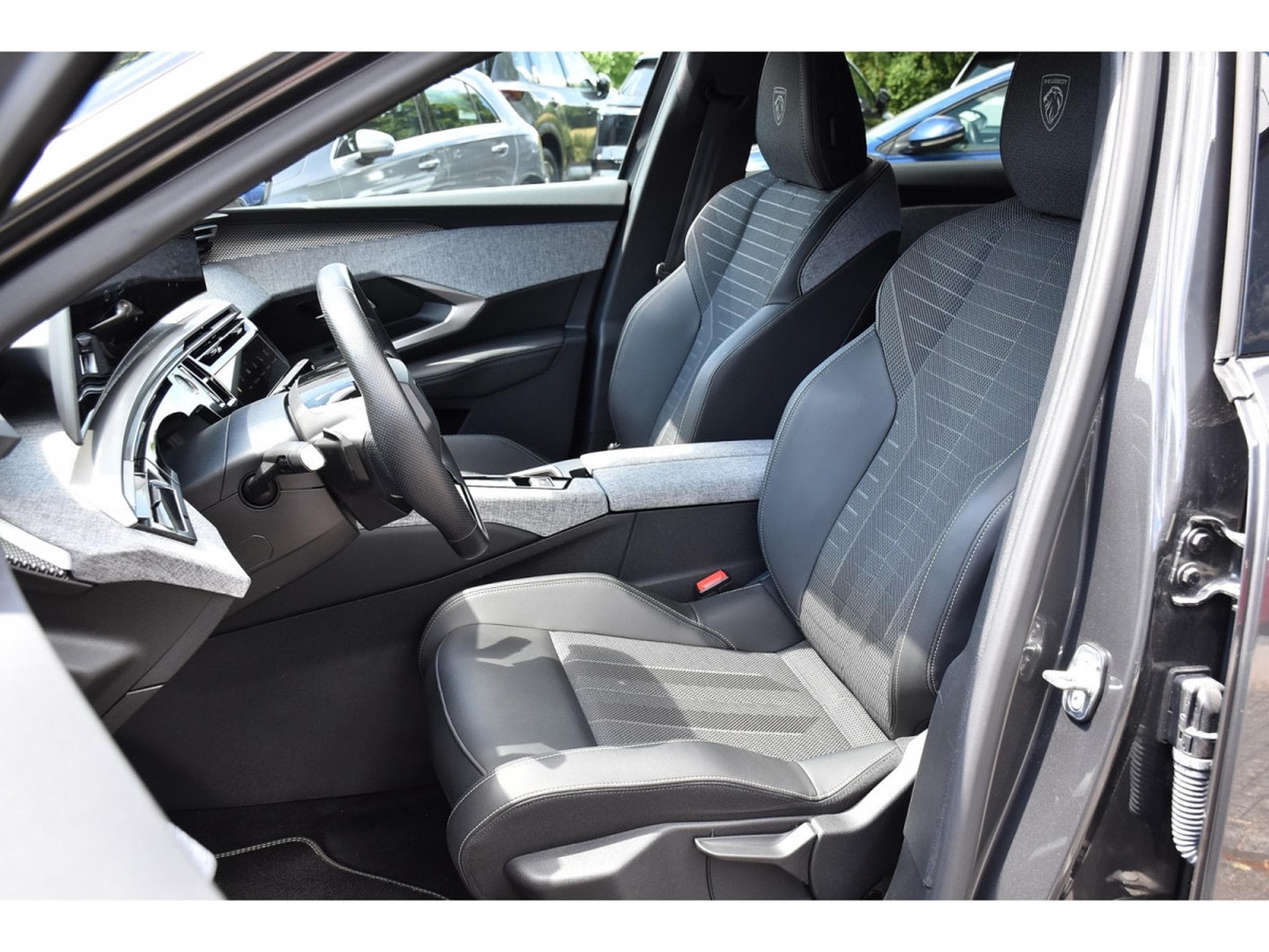 Peugeot 3008 1.2 Hybrid 145 e-DCS6 GT ACC CAM 360 1° MAIN (2025) - Photo 6