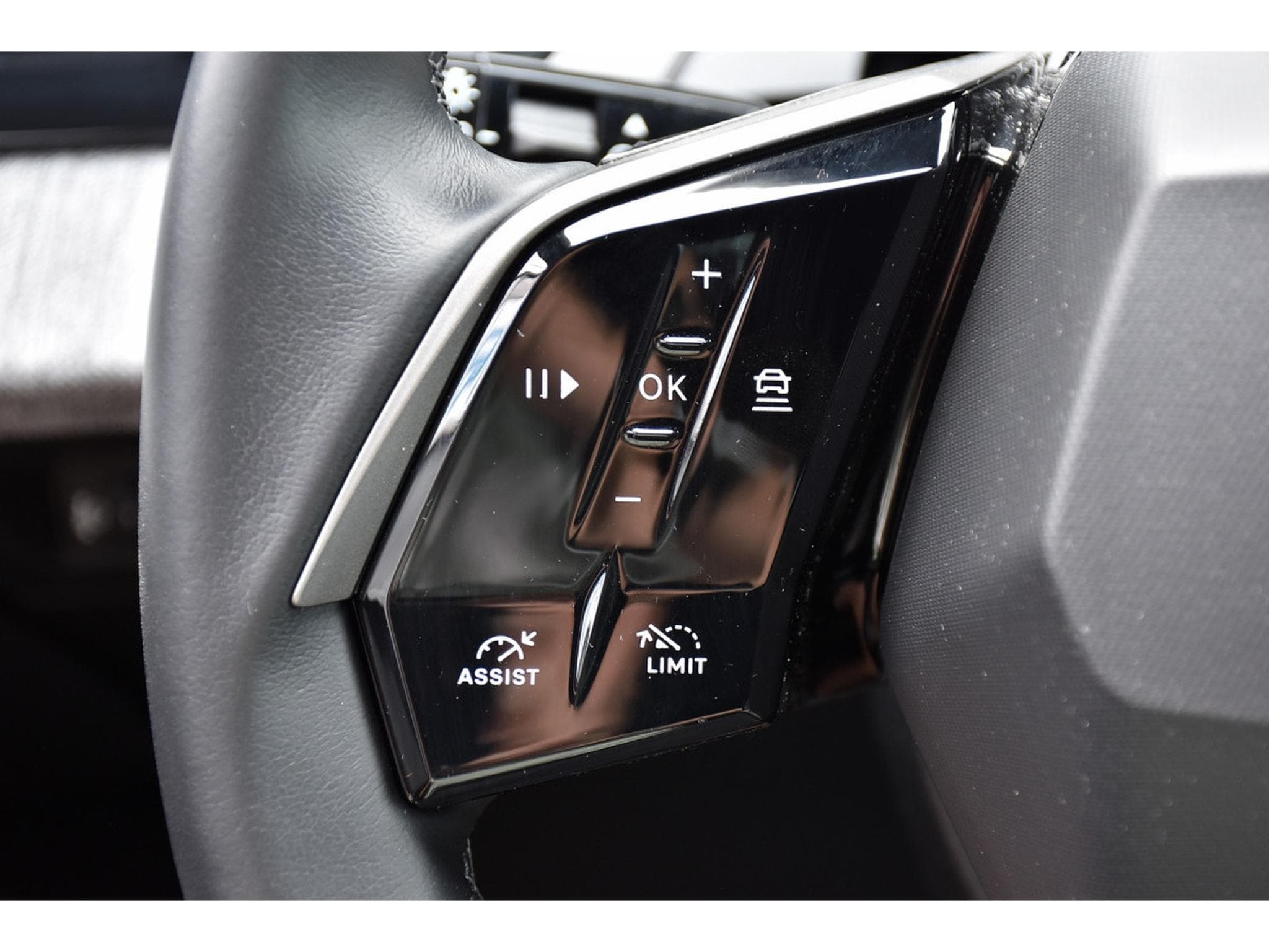 Peugeot 3008 1.2 Hybrid 145 e-DCS6 Allure ACC CAM 360 1° MAIN (2025) - Photo 23