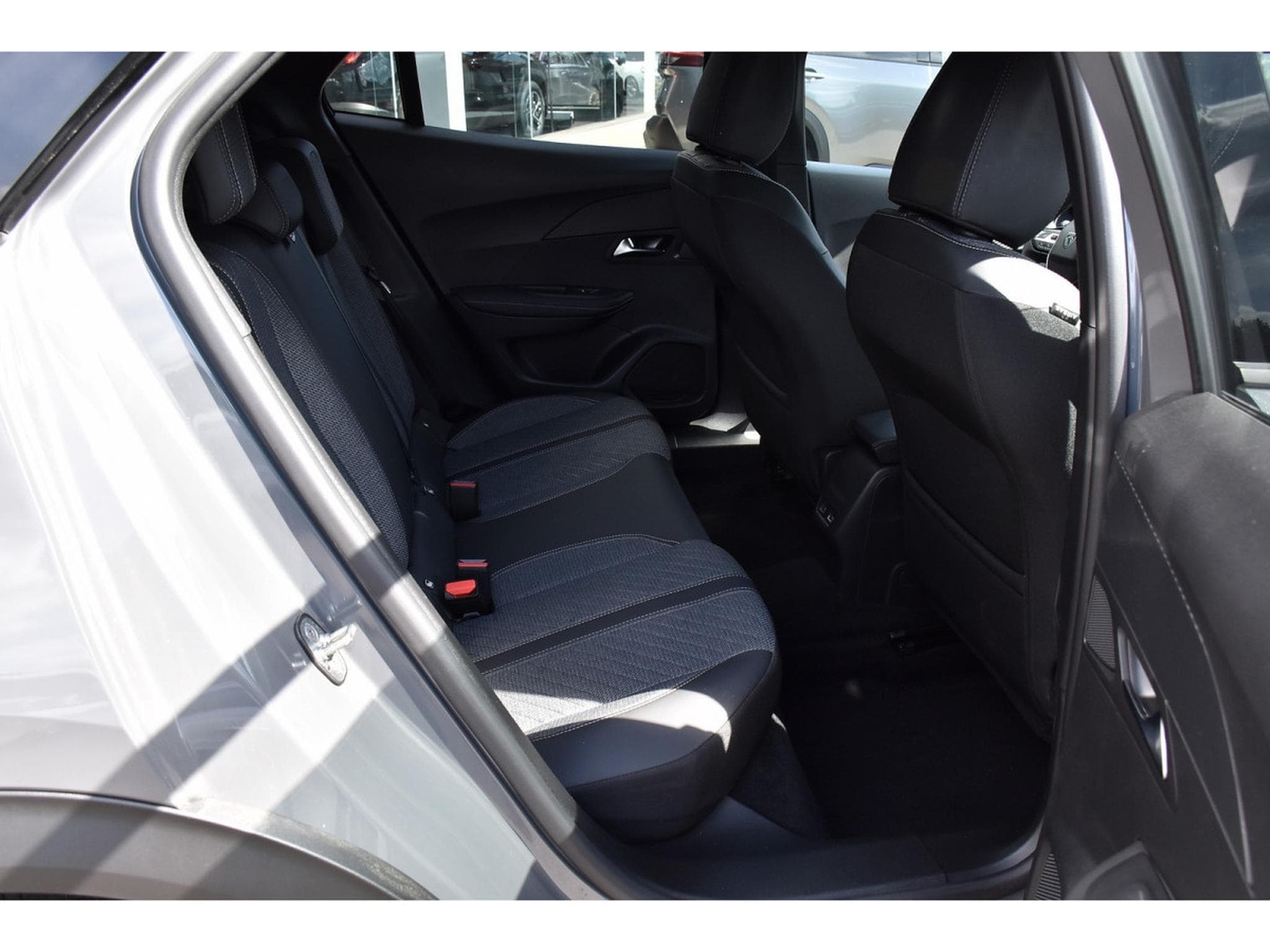 Peugeot 2008 1.2 PureTech Allure ACC GPS LANE SIDE REGUL CAM 360 1° MAIN (2025) - Photo 8