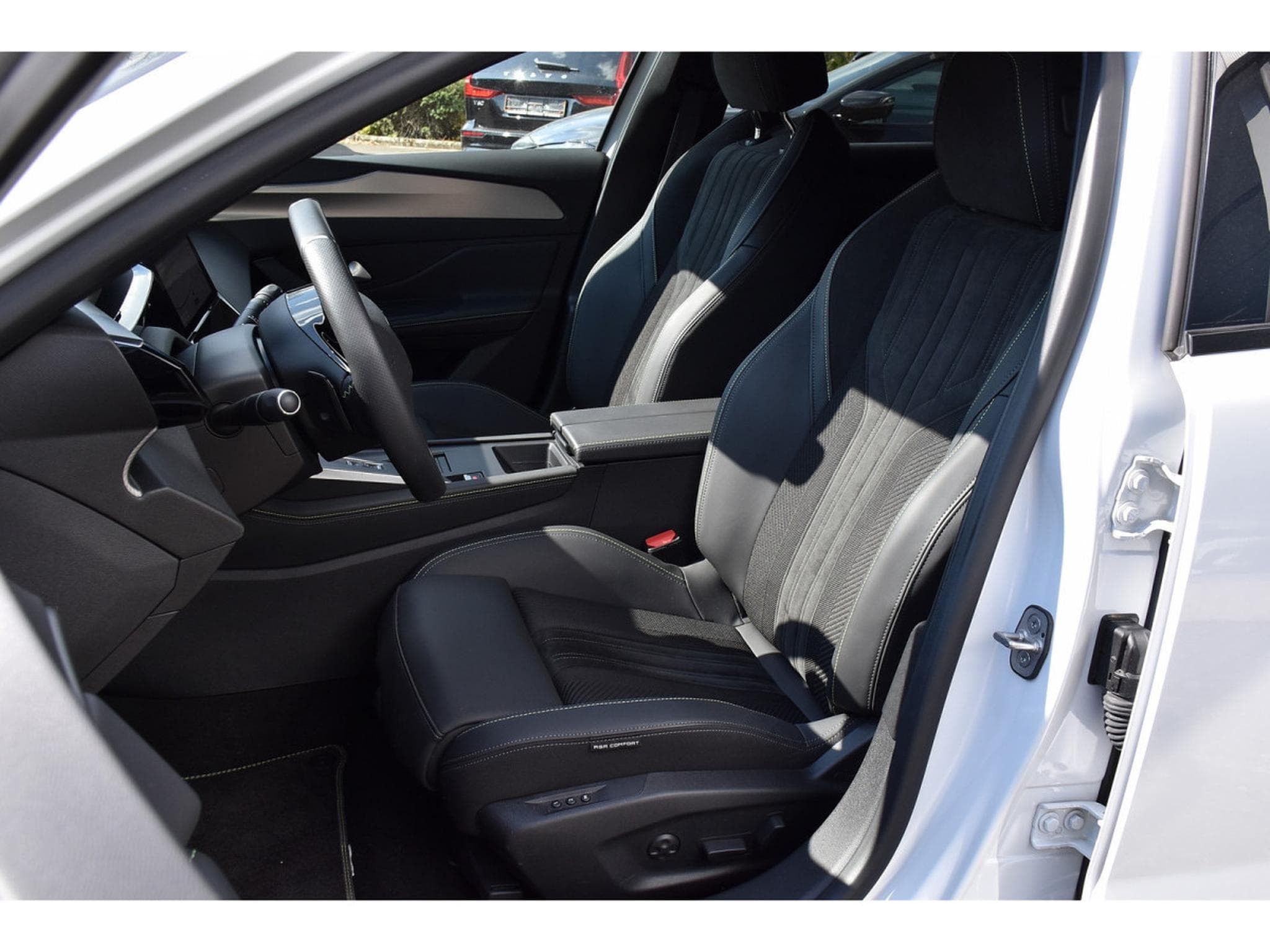 Peugeot 408 1.2 Hybrid 145 e-DCS6 GT MEMO SG MASS CAM360 1° MAIN (2025) - Photo 6