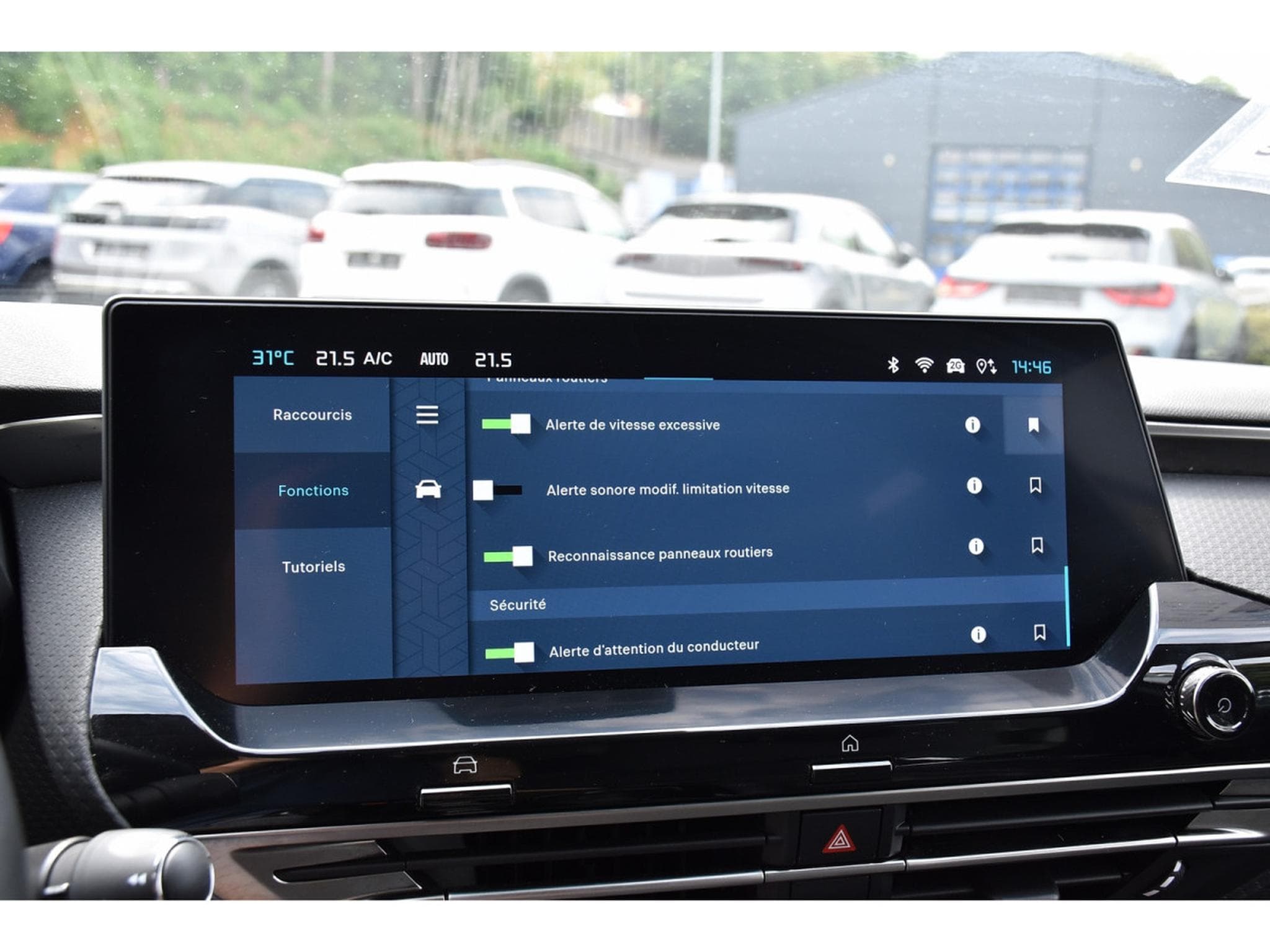 Citroën C5 X 1.2 PureTech PLUS EAT8 CUIR ACC LANE HUD CAM 1° MAIN (2024) - Photo 17