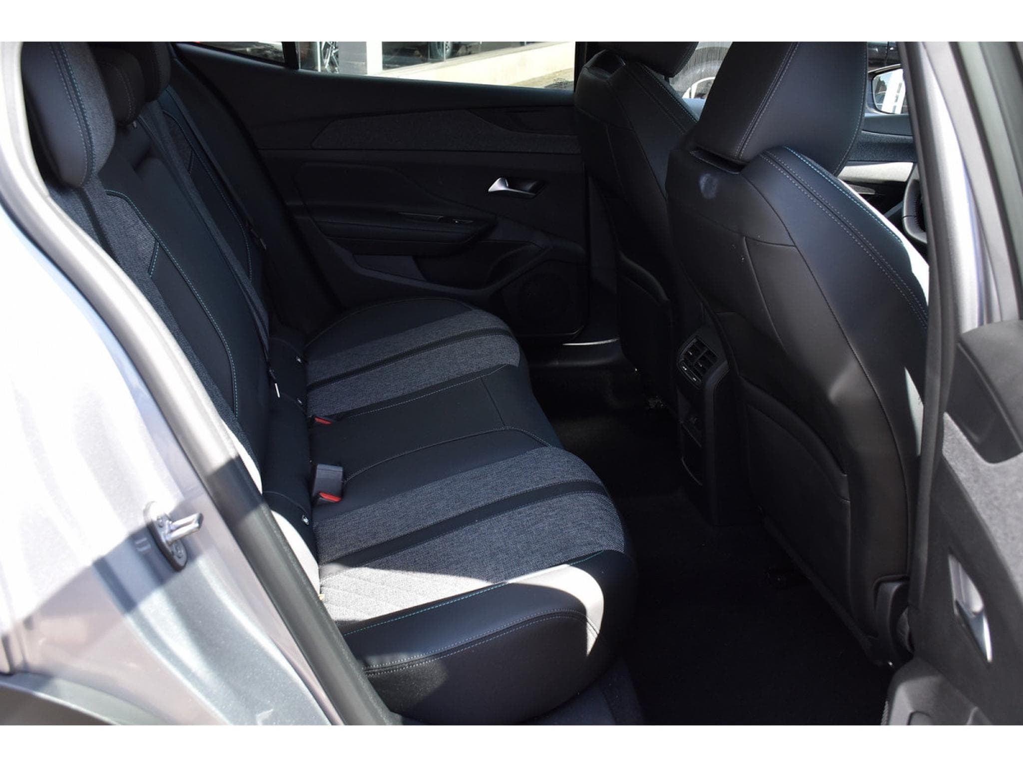 Peugeot 408 1.2 PureTech Allure EAT8 ACC LANE GPS CAM 1° MAIN (2024) - Foto 8