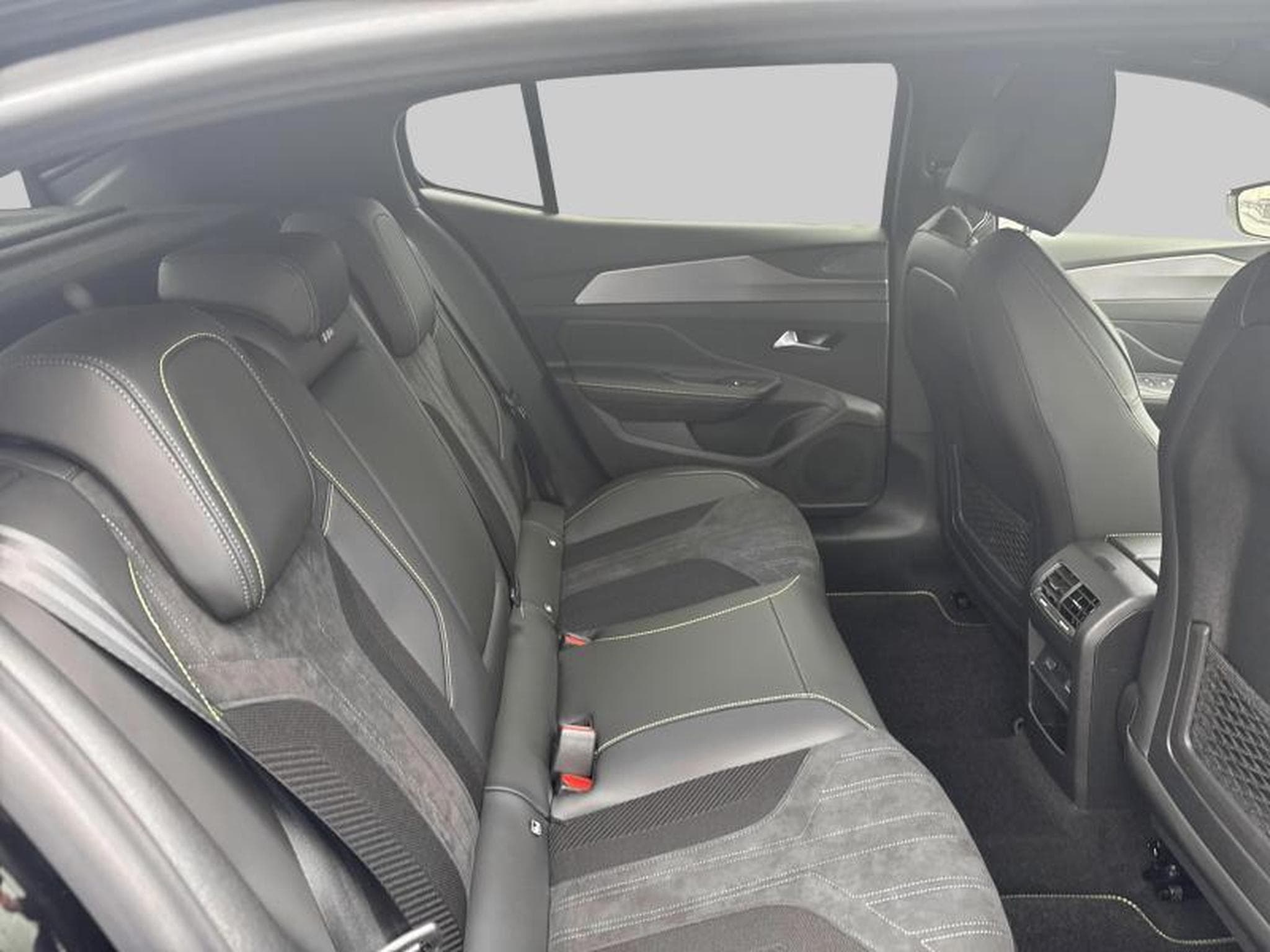Peugeot 408 GT Hybrid 145 e-DCS6 (2025) - Foto 10