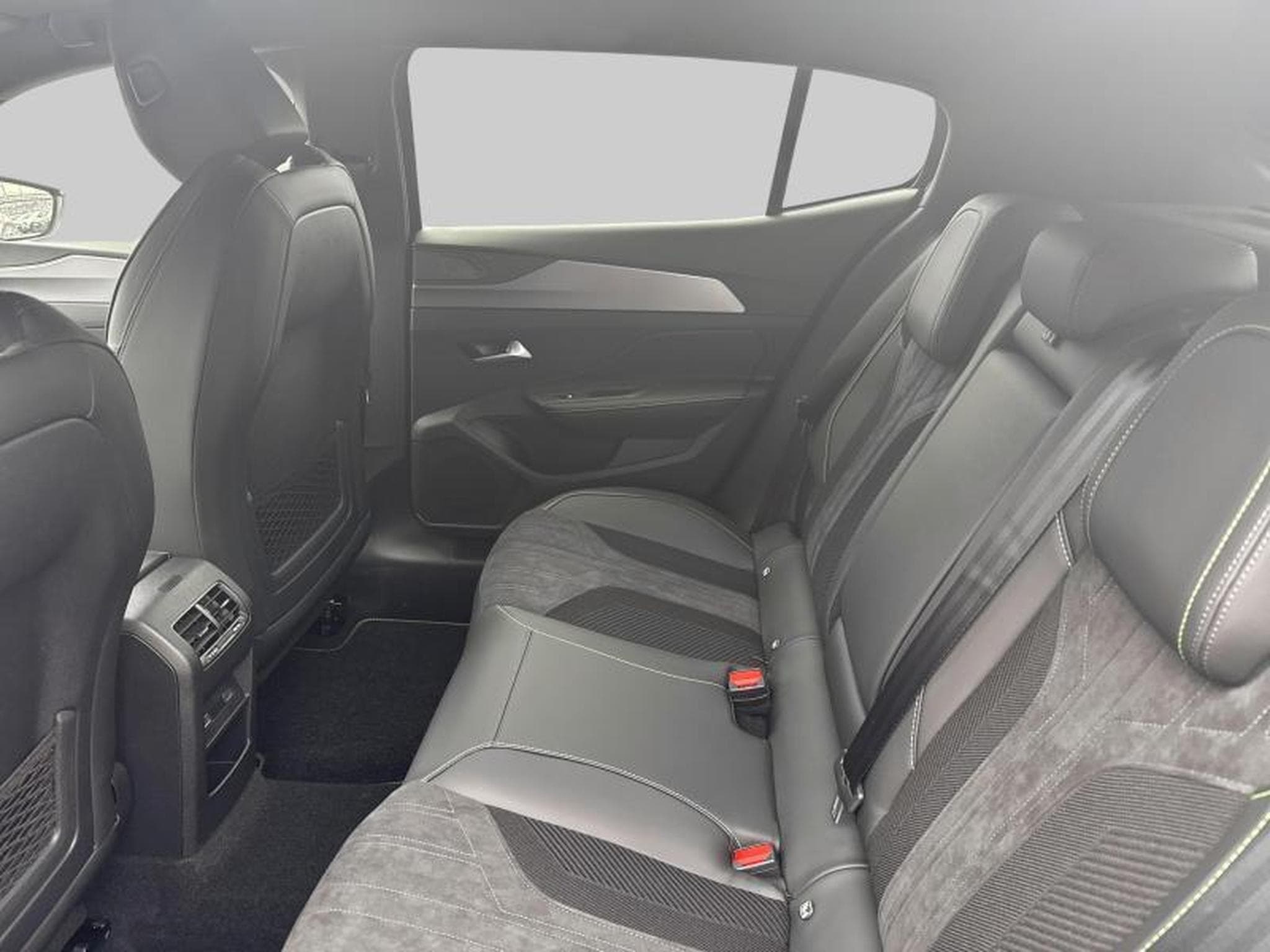 Peugeot 408 GT Hybrid 145 e-DCS6 (2025) - Foto 12