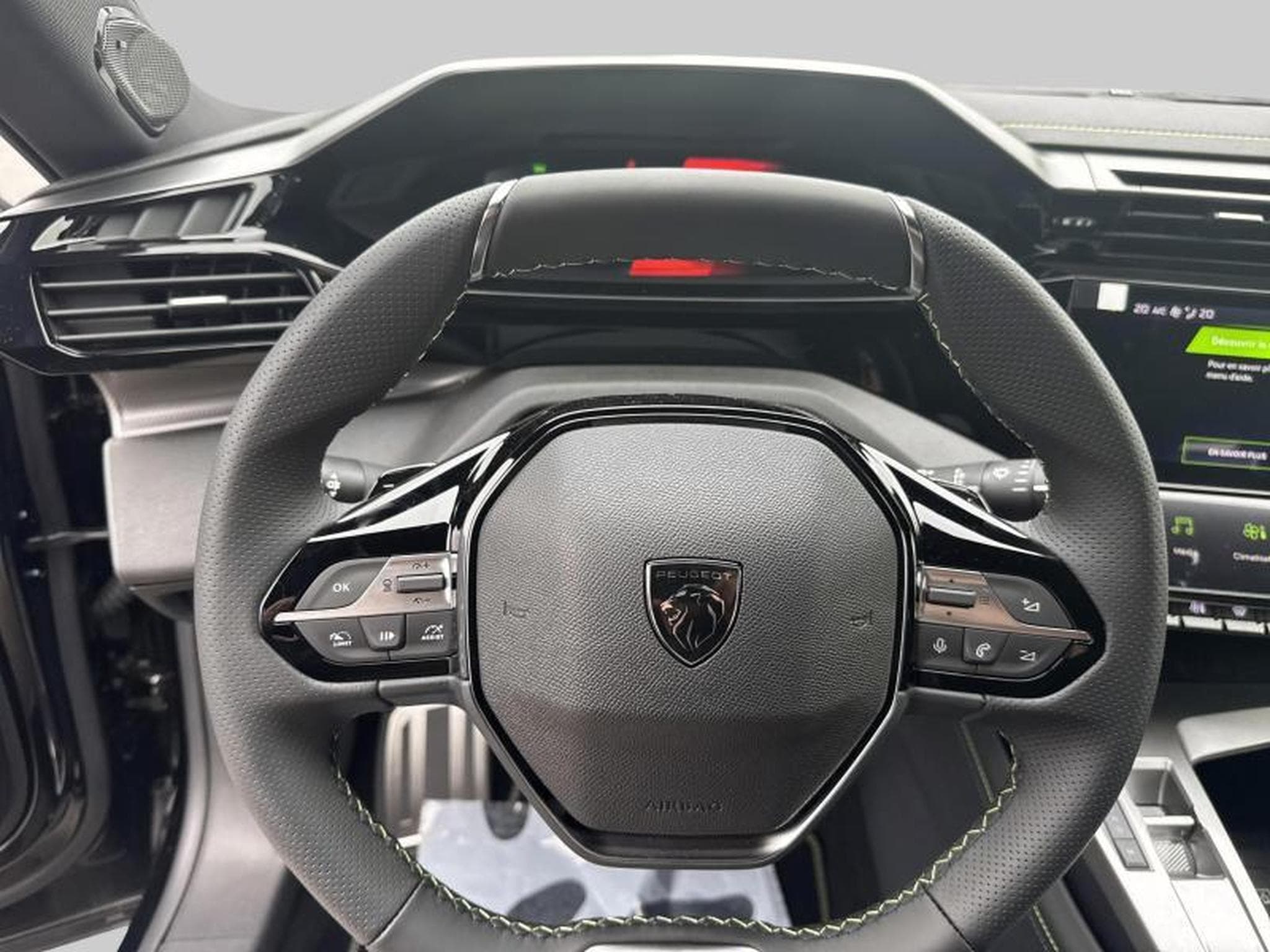 Peugeot 408 GT Hybrid 145 e-DCS6 (2025) - Foto 14
