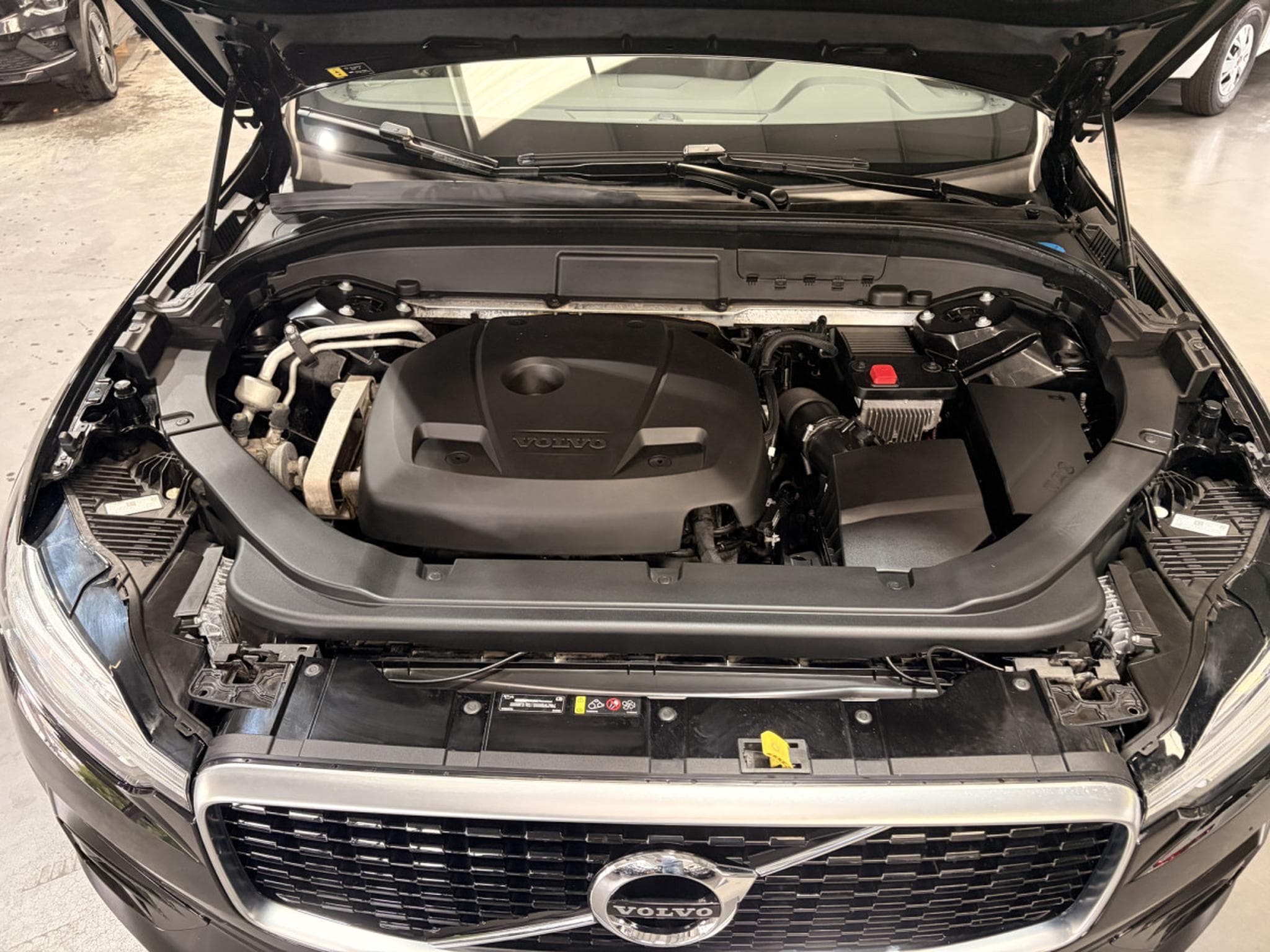 Volvo XC60 2.0 R-Design AWD 250HP (2019) - Photo 10