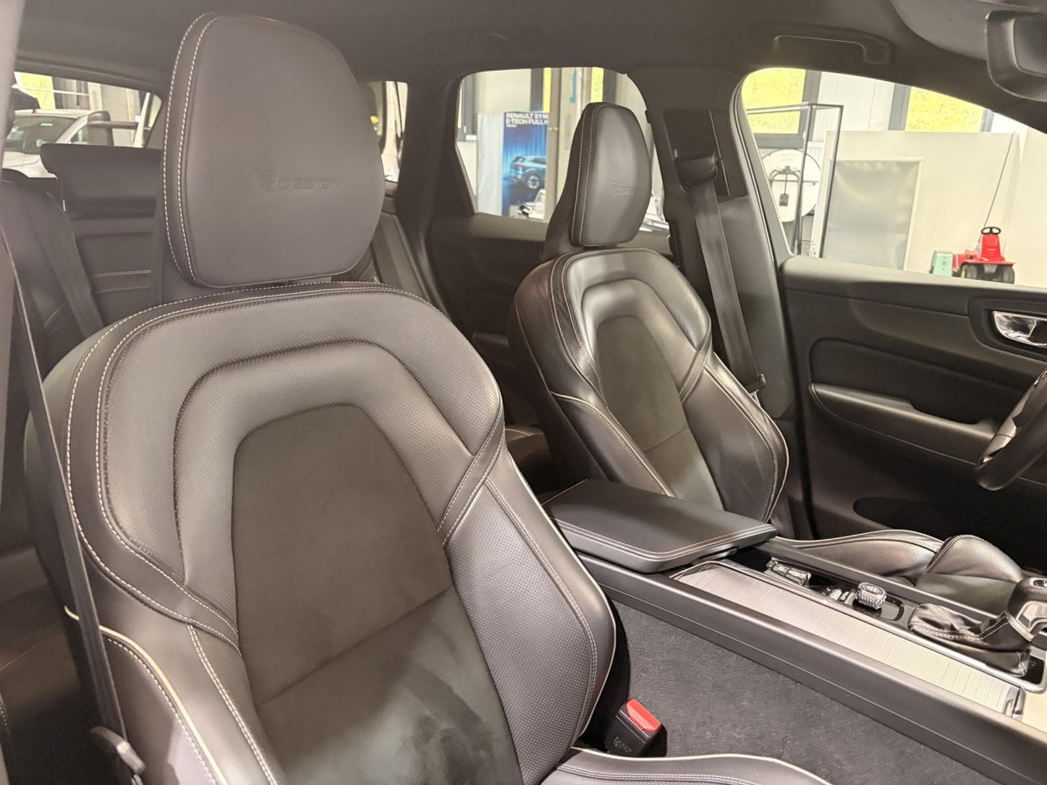 Volvo XC60 2.0 R-Design AWD 250HP (2019) - Photo 11