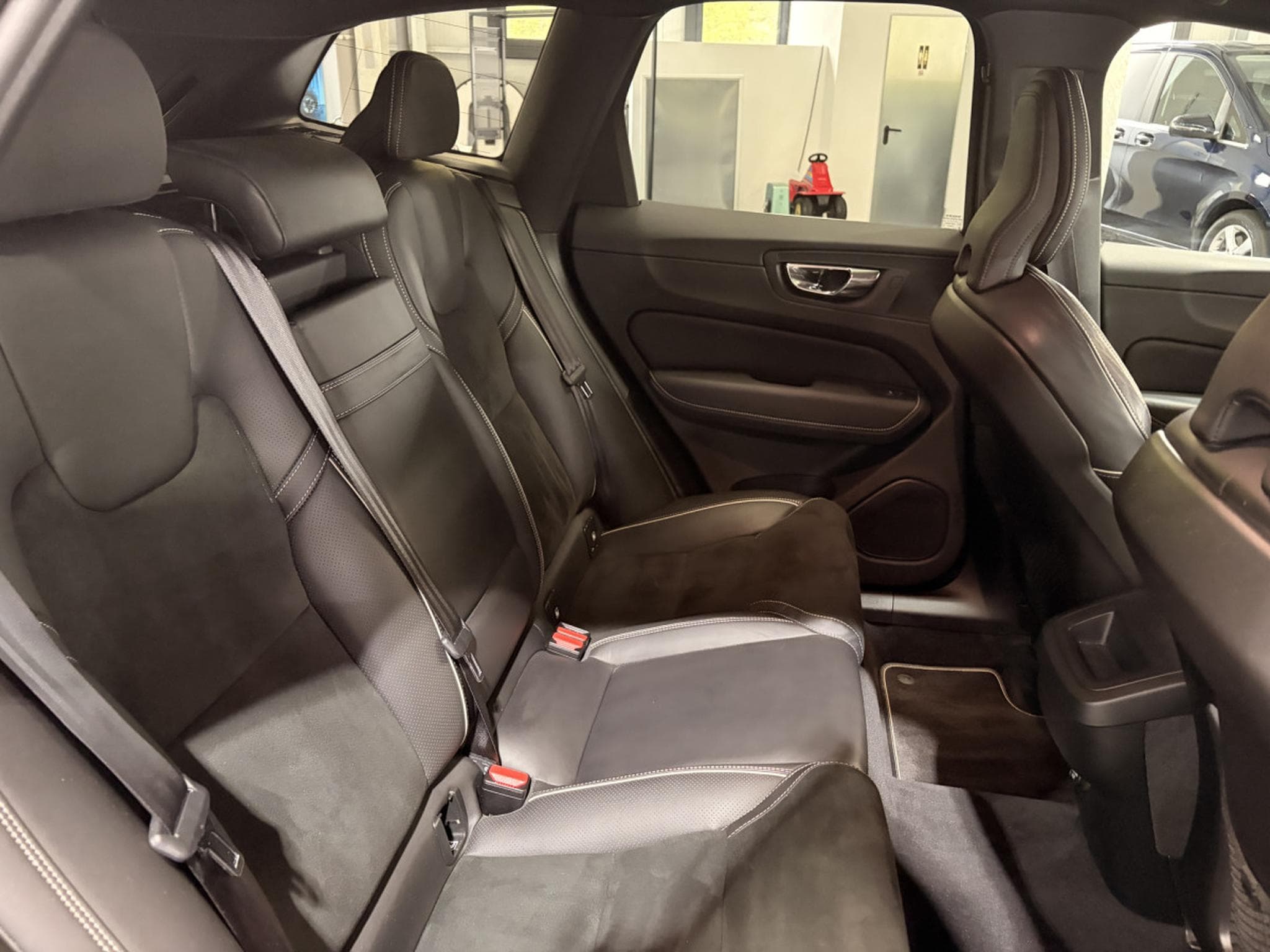 Volvo XC60 2.0 R-Design AWD 250HP (2019) - Photo 12
