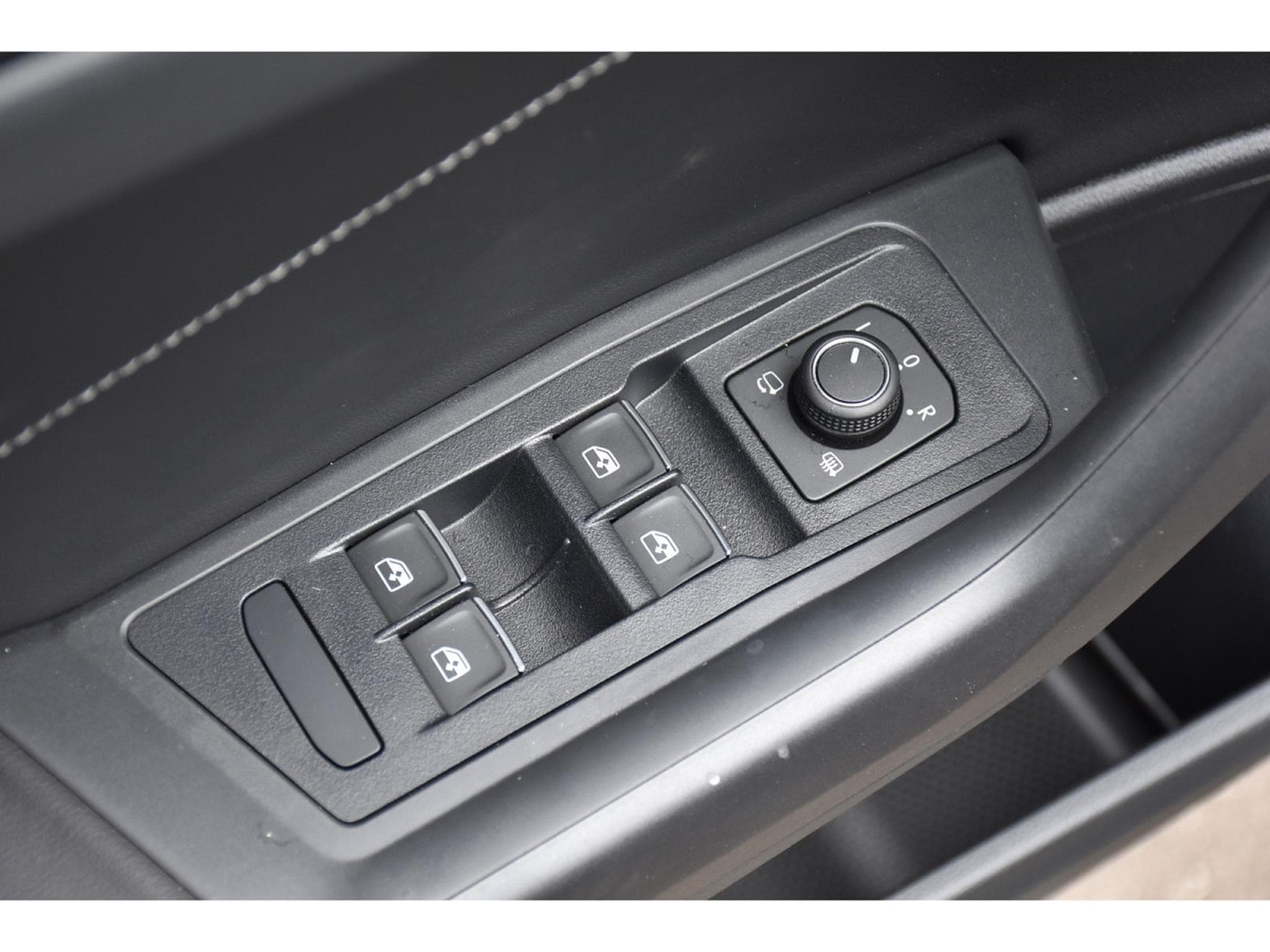 VW T-Roc Cabrio 1.5 TSI R-Line CUIR TRAVEL SIDE CHFF ADD MATRIX CAM (2025) - Photo 23
