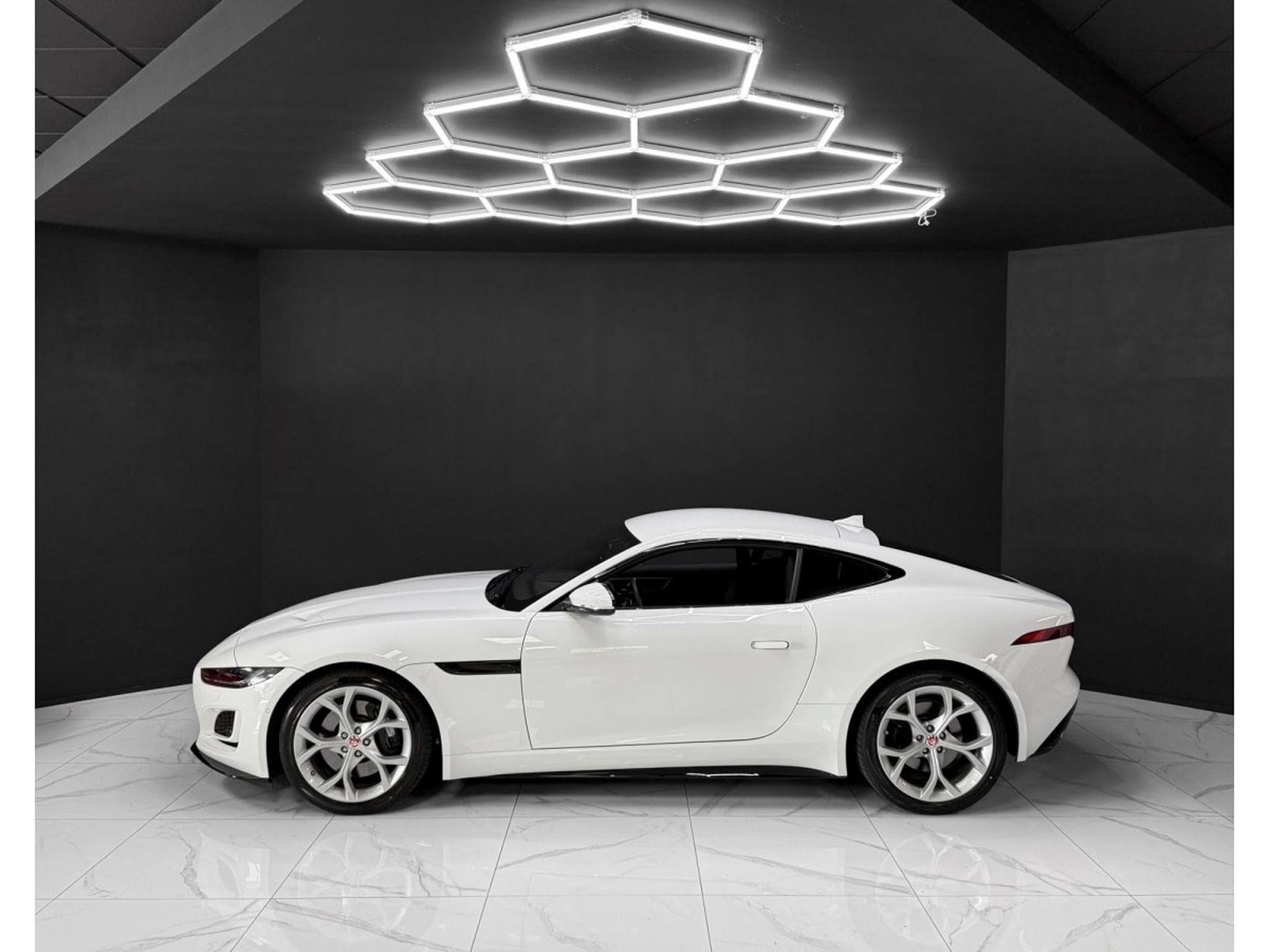 Jaguar F-Type P300 Coupe R-Dynamic / Meridian / LED / 1.Hand (2021) - Photo 2