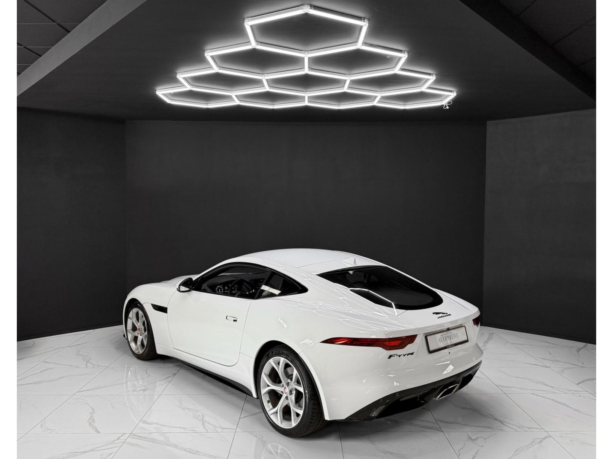 Jaguar F-Type P300 Coupe R-Dynamic / Meridian / LED / 1.Hand (2021) - Photo 3