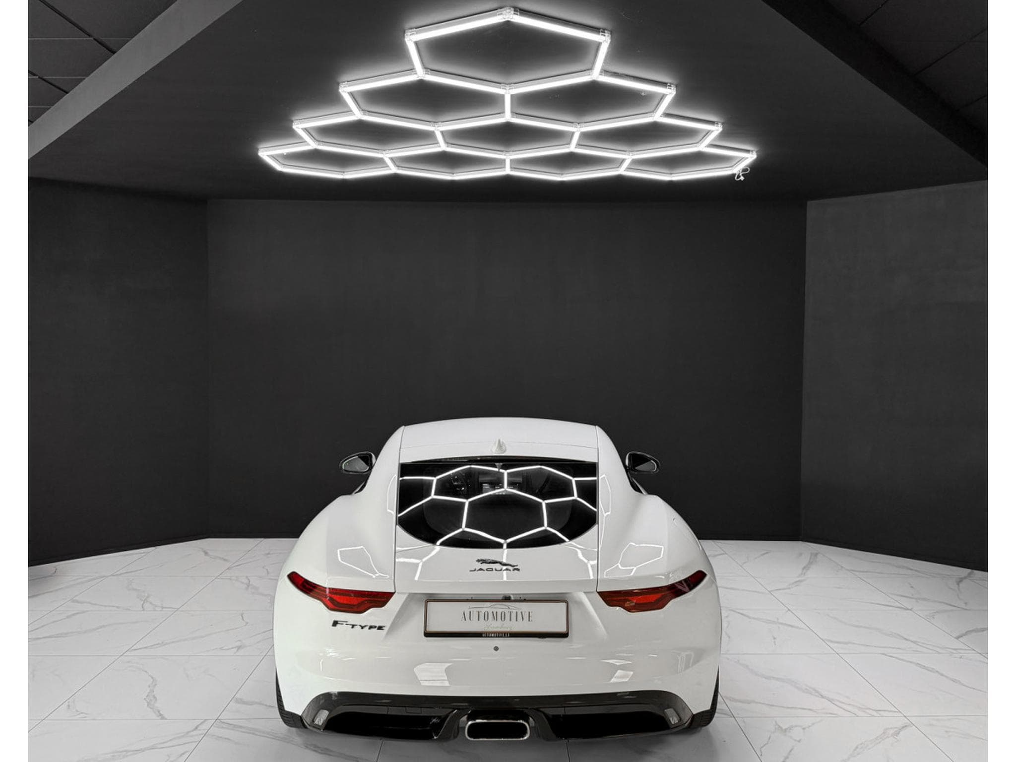 Jaguar F-Type P300 Coupe R-Dynamic / Meridian / LED / 1.Hand (2021) - Photo 4