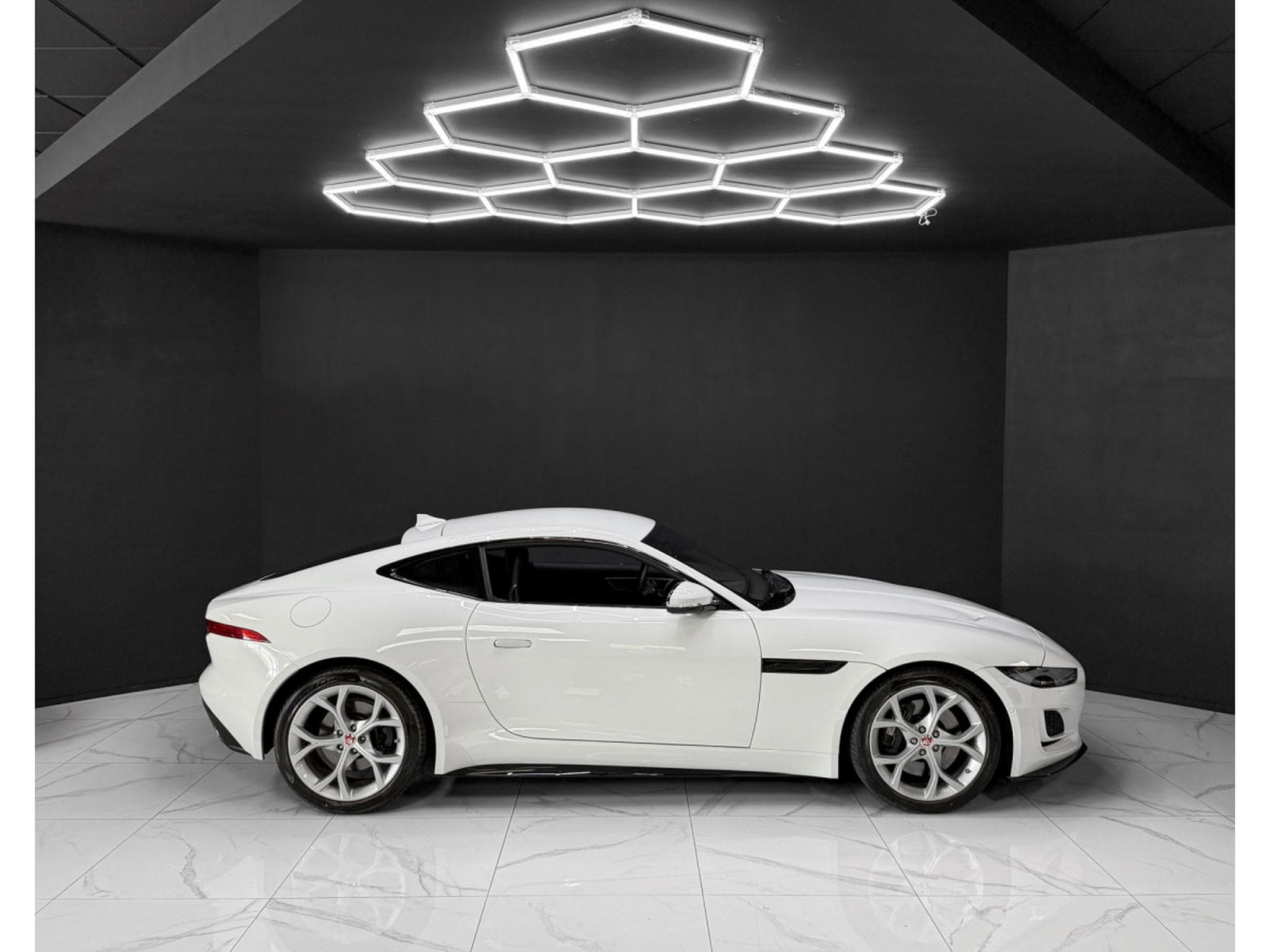 Jaguar F-Type P300 Coupe R-Dynamic / Meridian / LED / 1.Hand (2021) - Photo 6