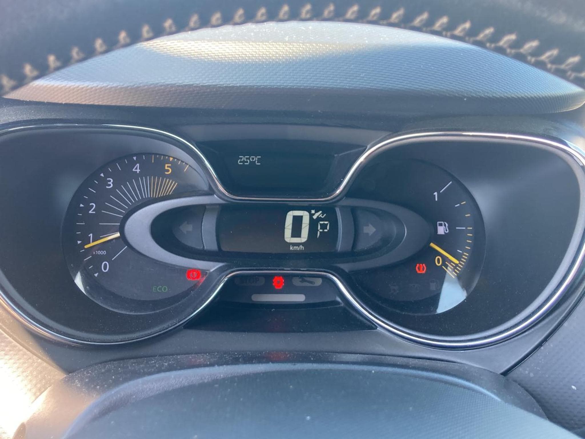 Renault CAPTUR DCI 90 ZEN (2014) - Photo 16