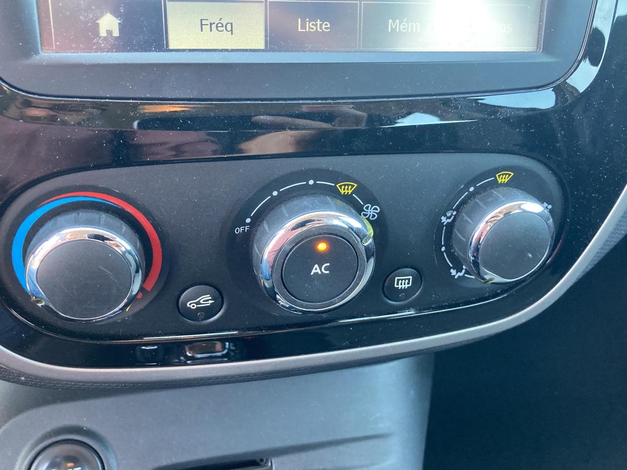 Renault CAPTUR DCI 90 ZEN (2014) - Photo 19