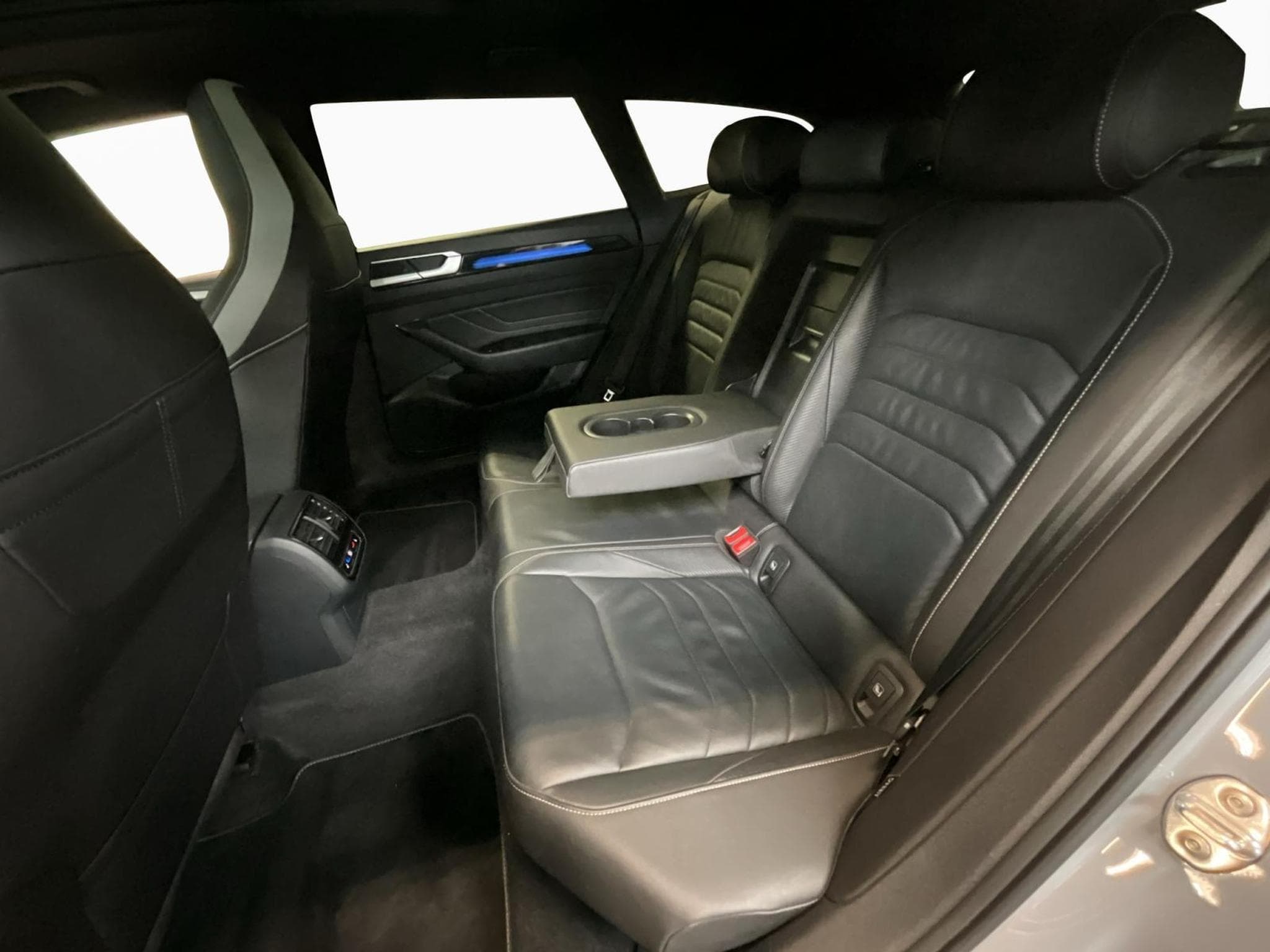 VW Arteon SB+R-Line+Pano+360+Stand-H.+AHK (2023) - Photo 16