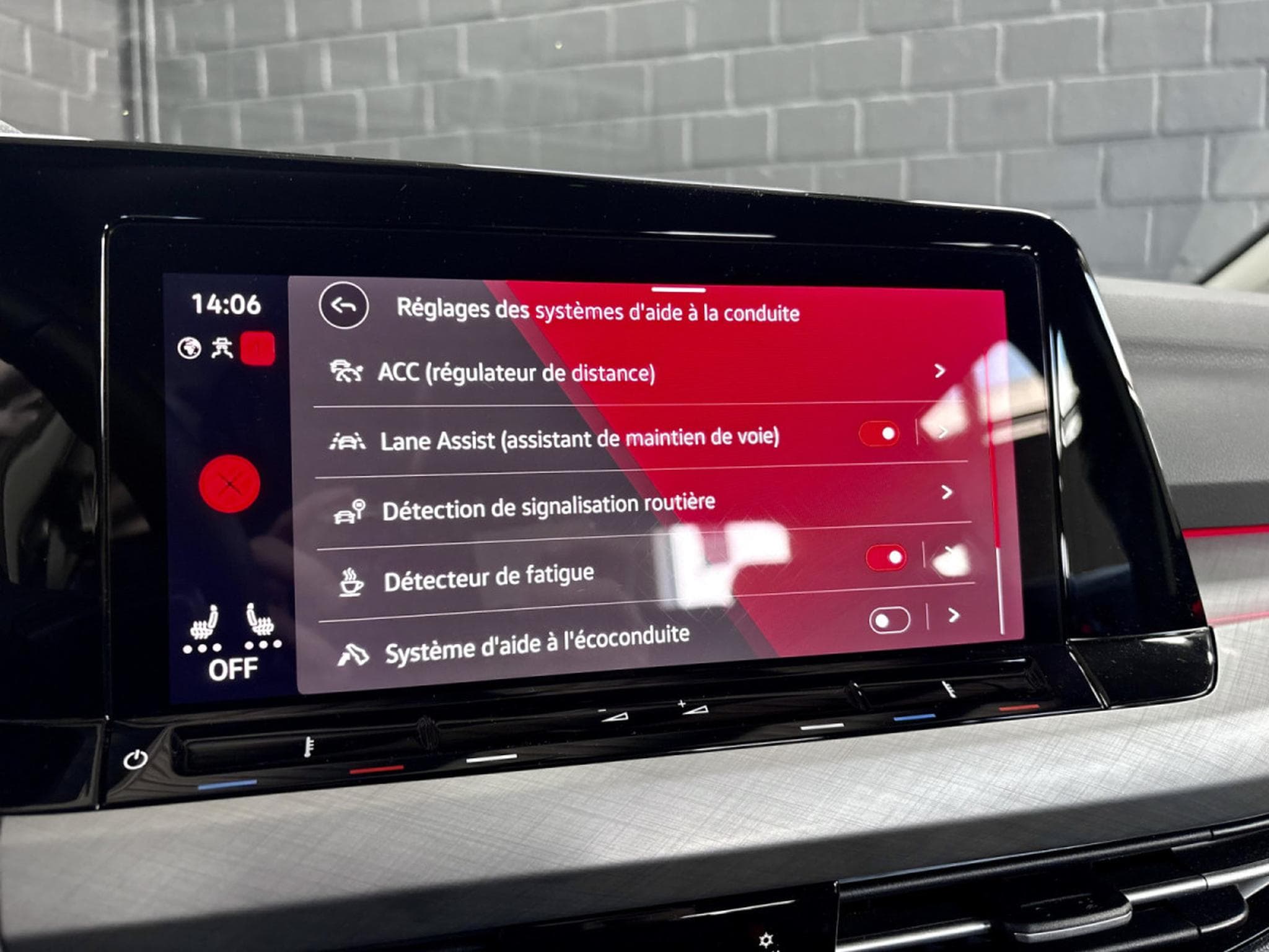 VW Golf Life 2.0 TDI DSG7 115 CV *4 SAISONS* ACC * CARPLAY* (2023) - Photo 18