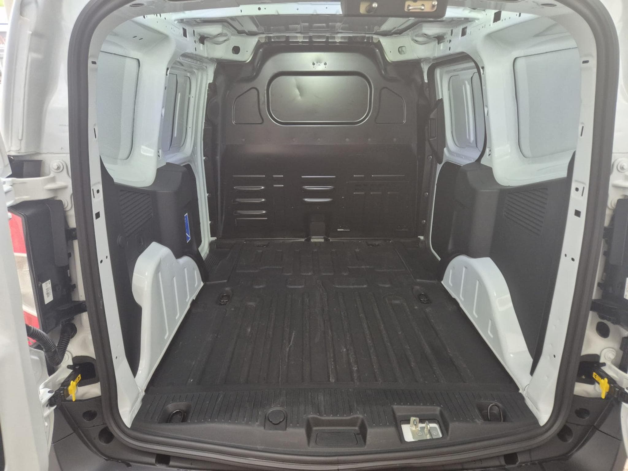 Ford Transit Trend BEV 43kWh - 136cv A1 (2025) - Photo 6