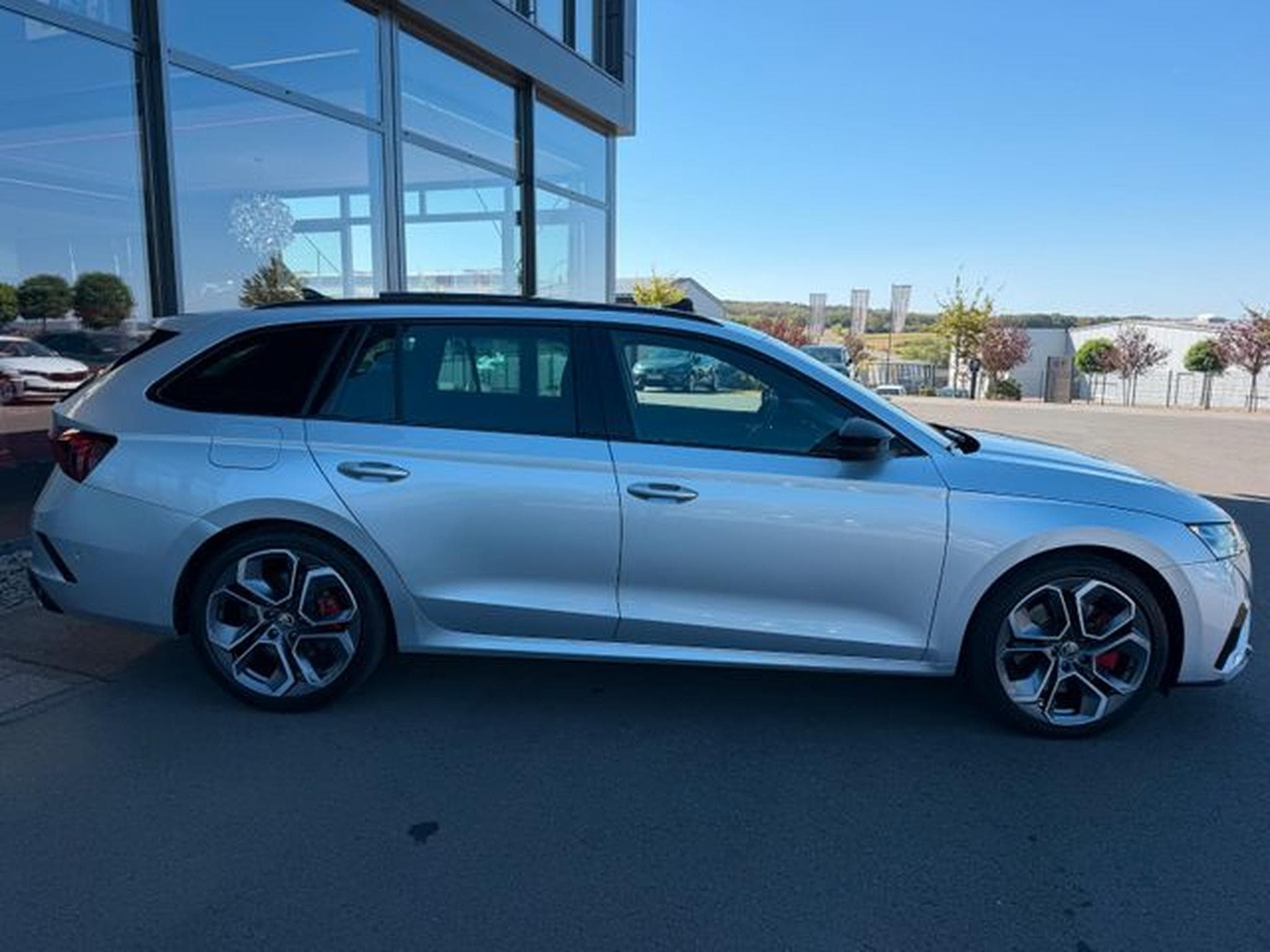 Skoda Octavia Octavia Kombi 2,0TSi RS Pano AHK 19" Matrix ACC (2022) - Photo 4