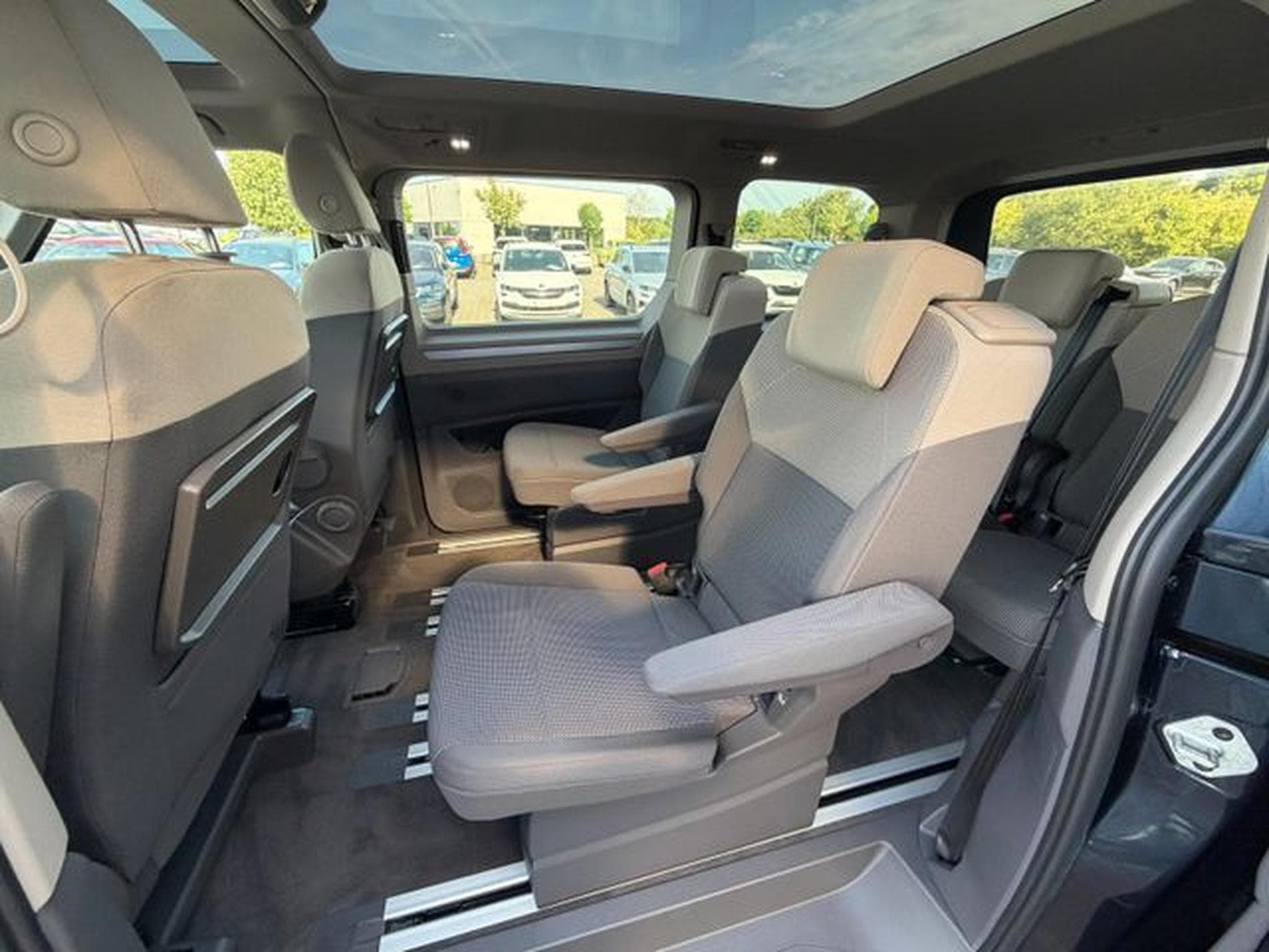 VW T7 T7 Multivan 2,0TDi 110kw DSG 7-Sitze Pano Navi (2024) - Photo 12